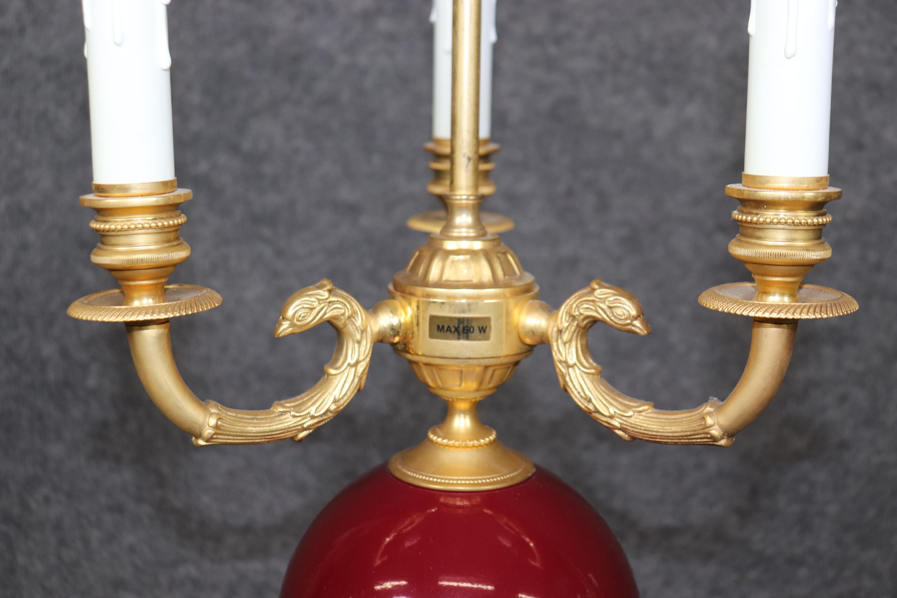 Coppia di fantastiche lampade da tavolo francesi Impero in bronzo dorato e porcellana Piedi di zampa in vendita 2