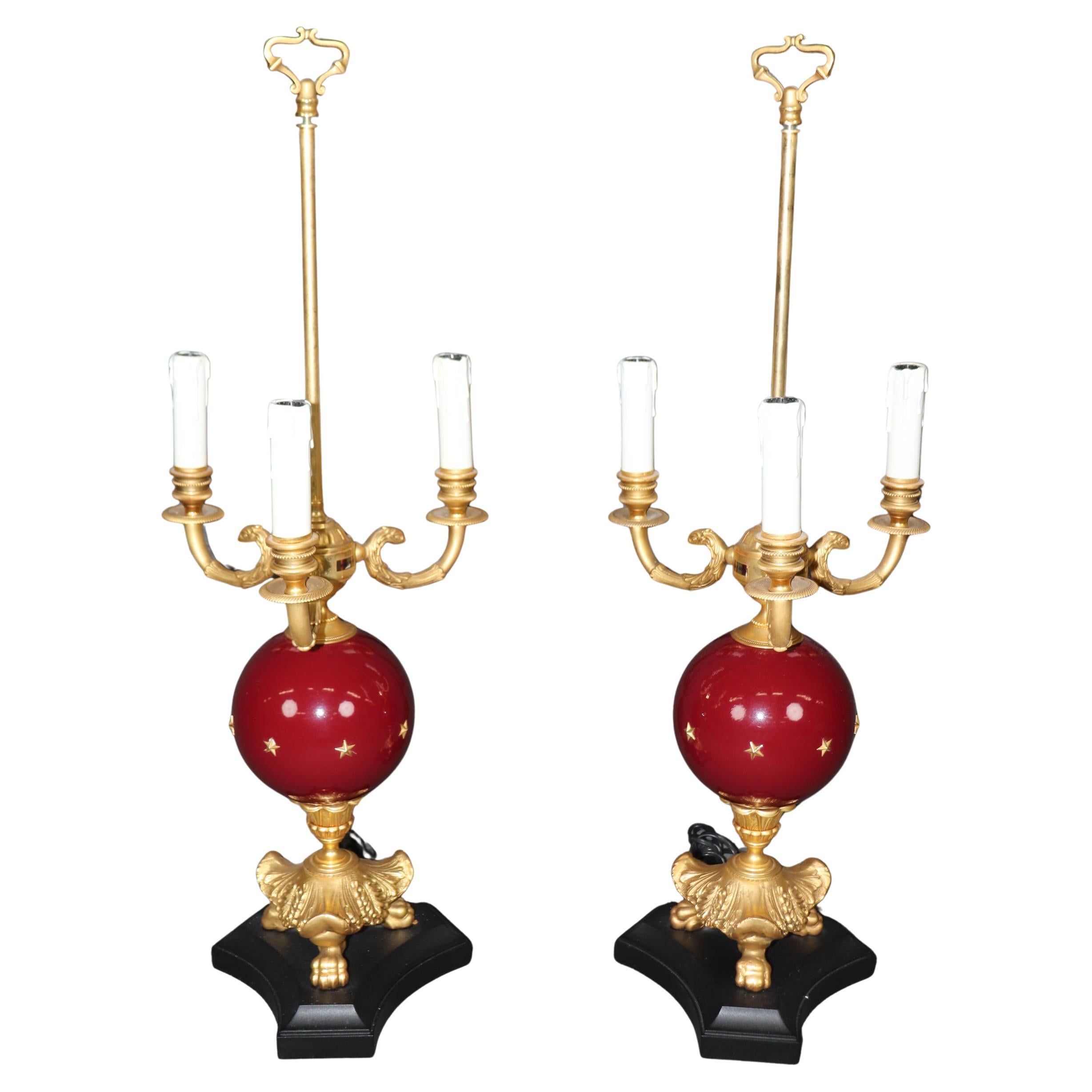 Coppia di fantastiche lampade da tavolo francesi Impero in bronzo dorato e porcellana Piedi di zampa in vendita