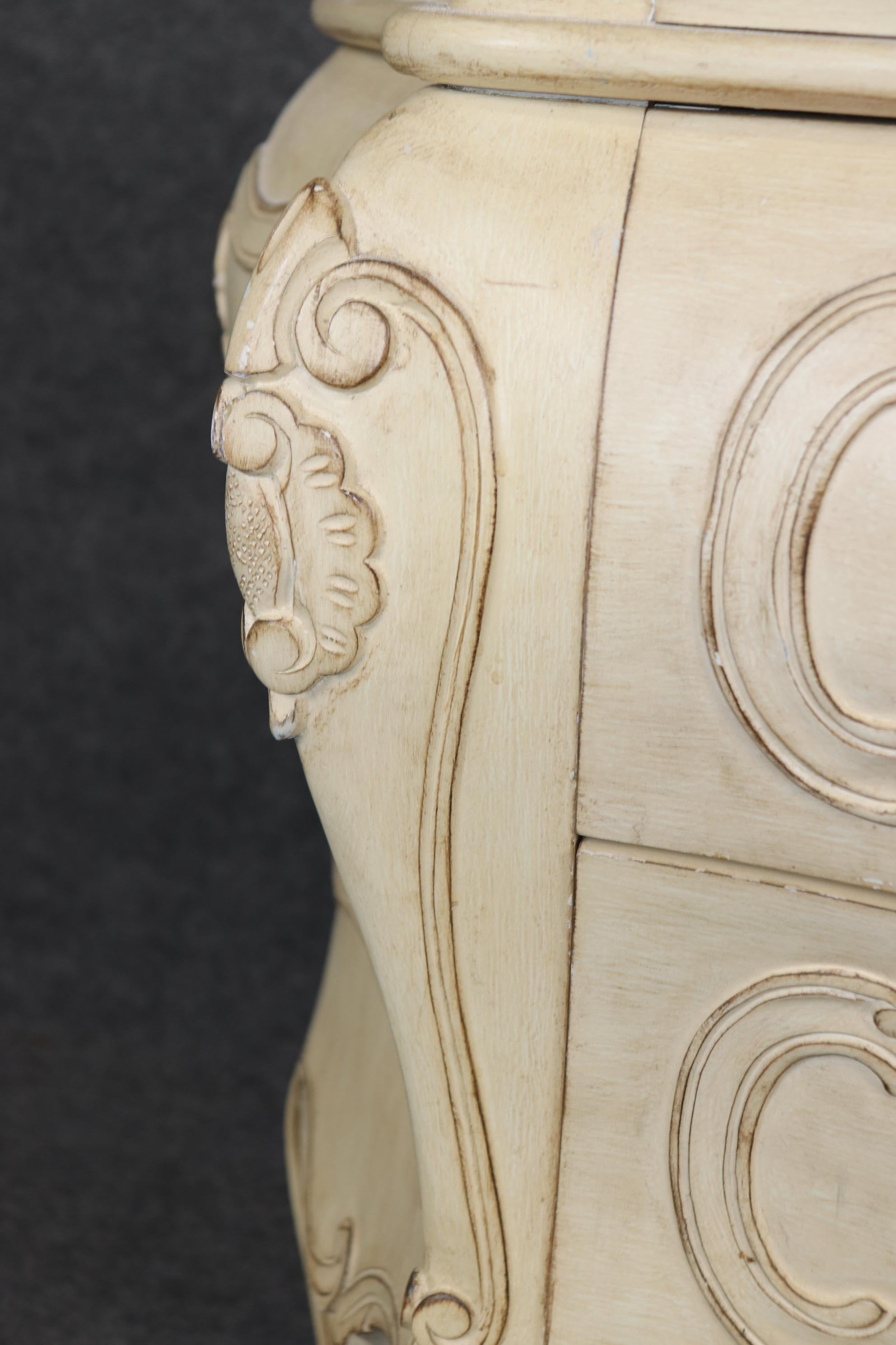 Coppia di fantastici commodes rococò francesi dipinti a bombe e bianco sporco, con segni di distorsione in vendita 3
