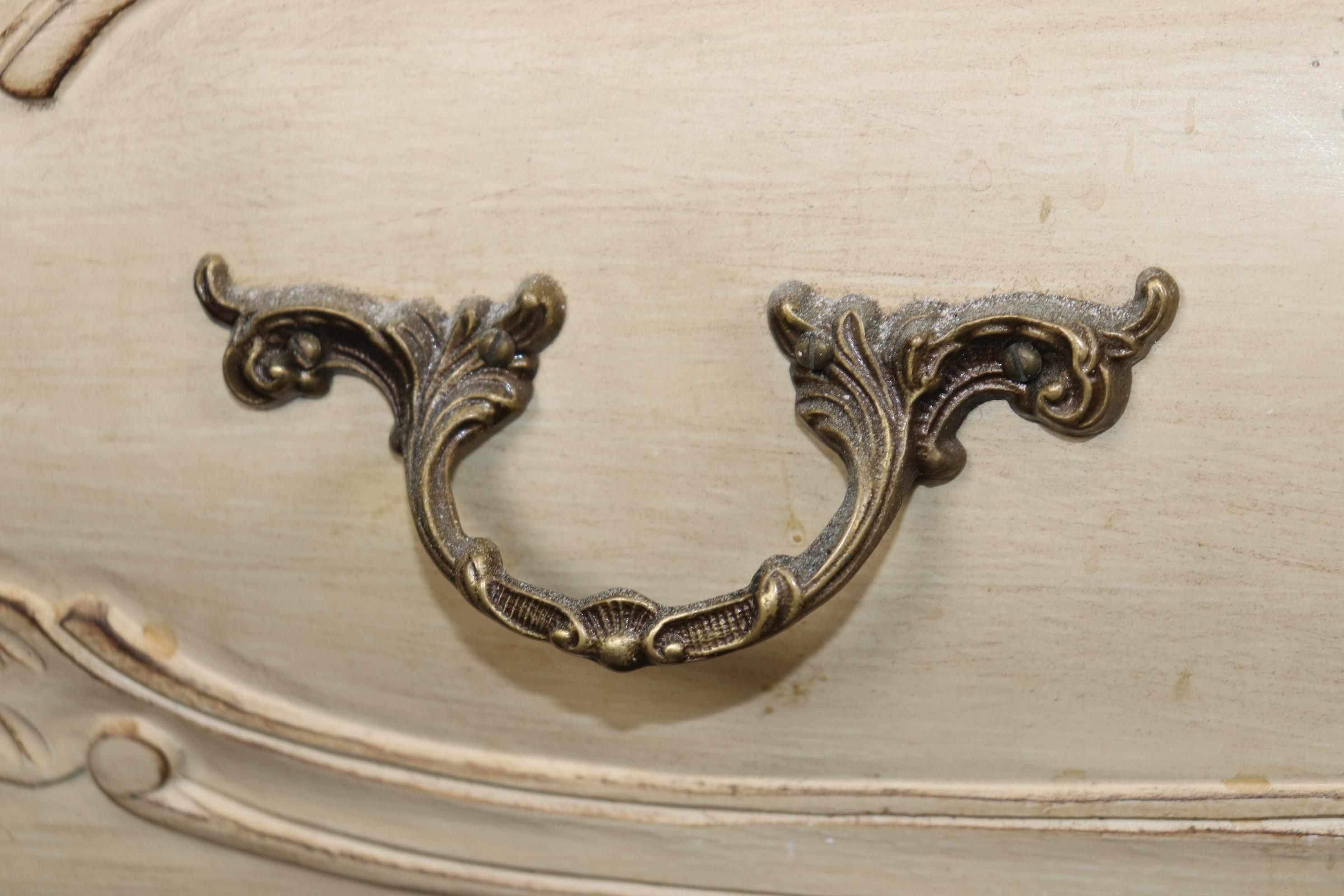 Coppia di fantastici commodes rococò francesi dipinti a bombe e bianco sporco, con segni di distorsione in vendita 4