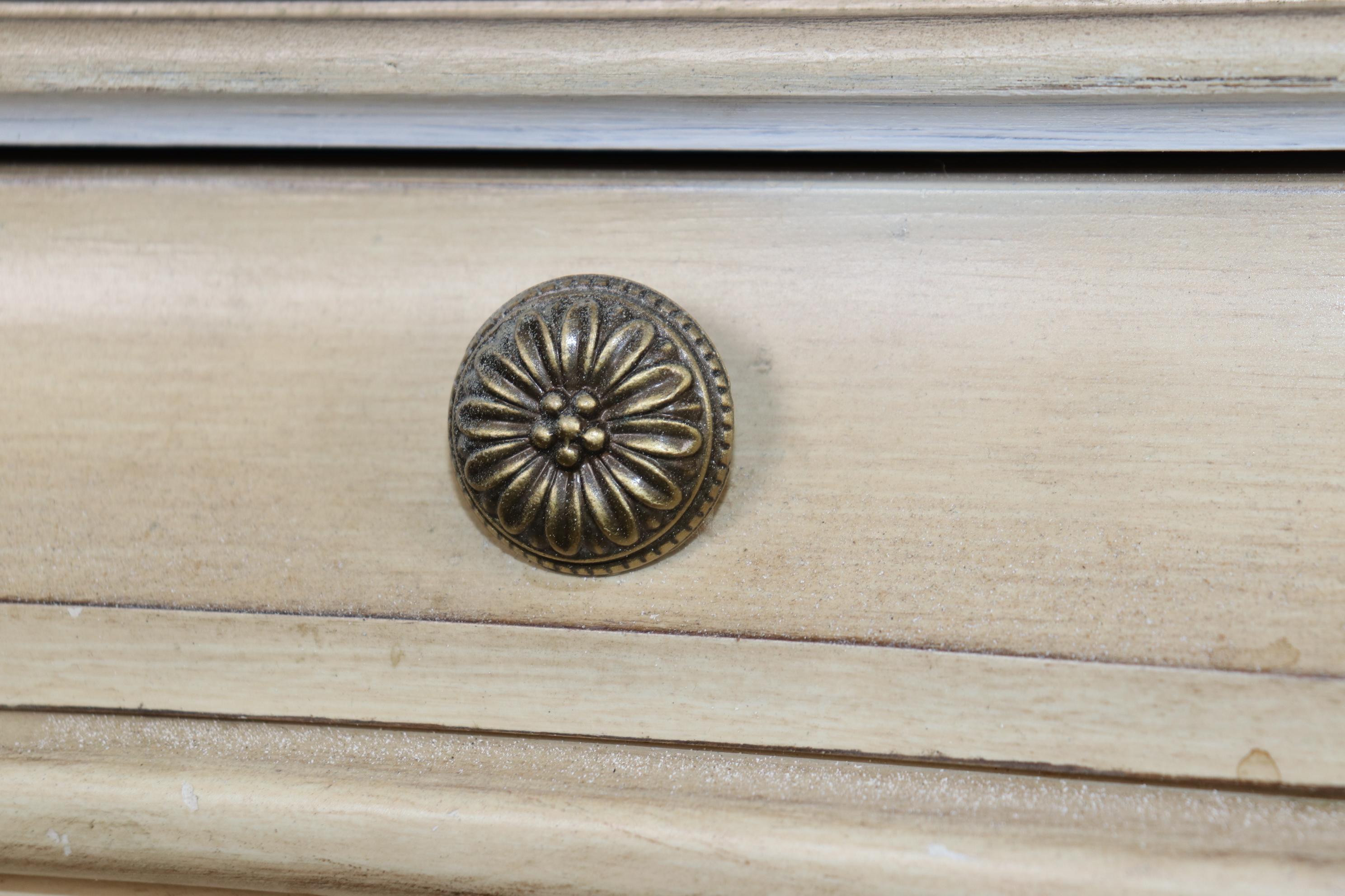 Coppia di fantastici commodes rococò francesi dipinti a bombe e bianco sporco, con segni di distorsione in vendita 5