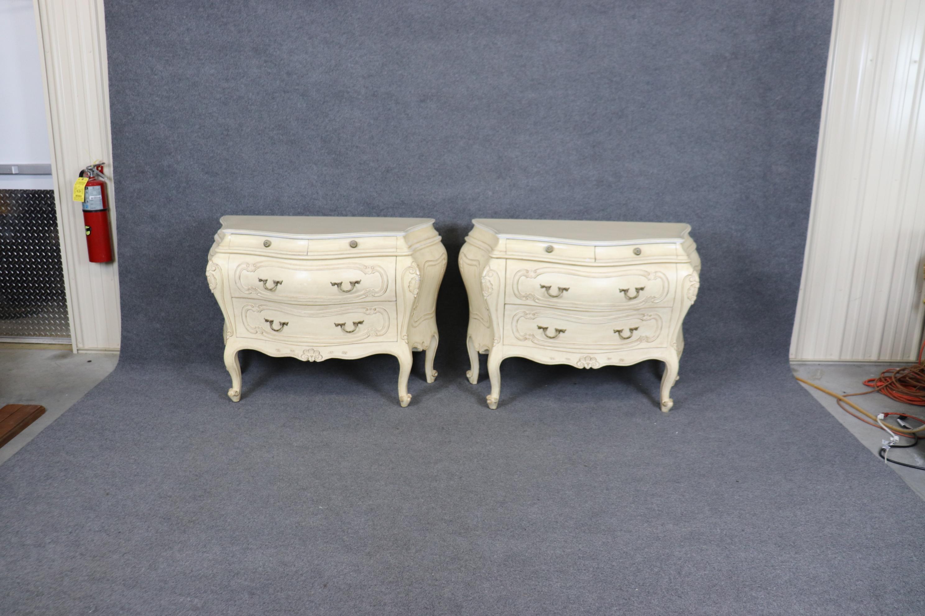 Si tratta di una splendida coppia di comodini decorati con vernice distorta realizzati in Francia negli anni '50 e in buone condizioni vintage. I comodini sono dotati di ferramenta in ottone e di un raffinato aspetto invecchiato. Misura 33,25