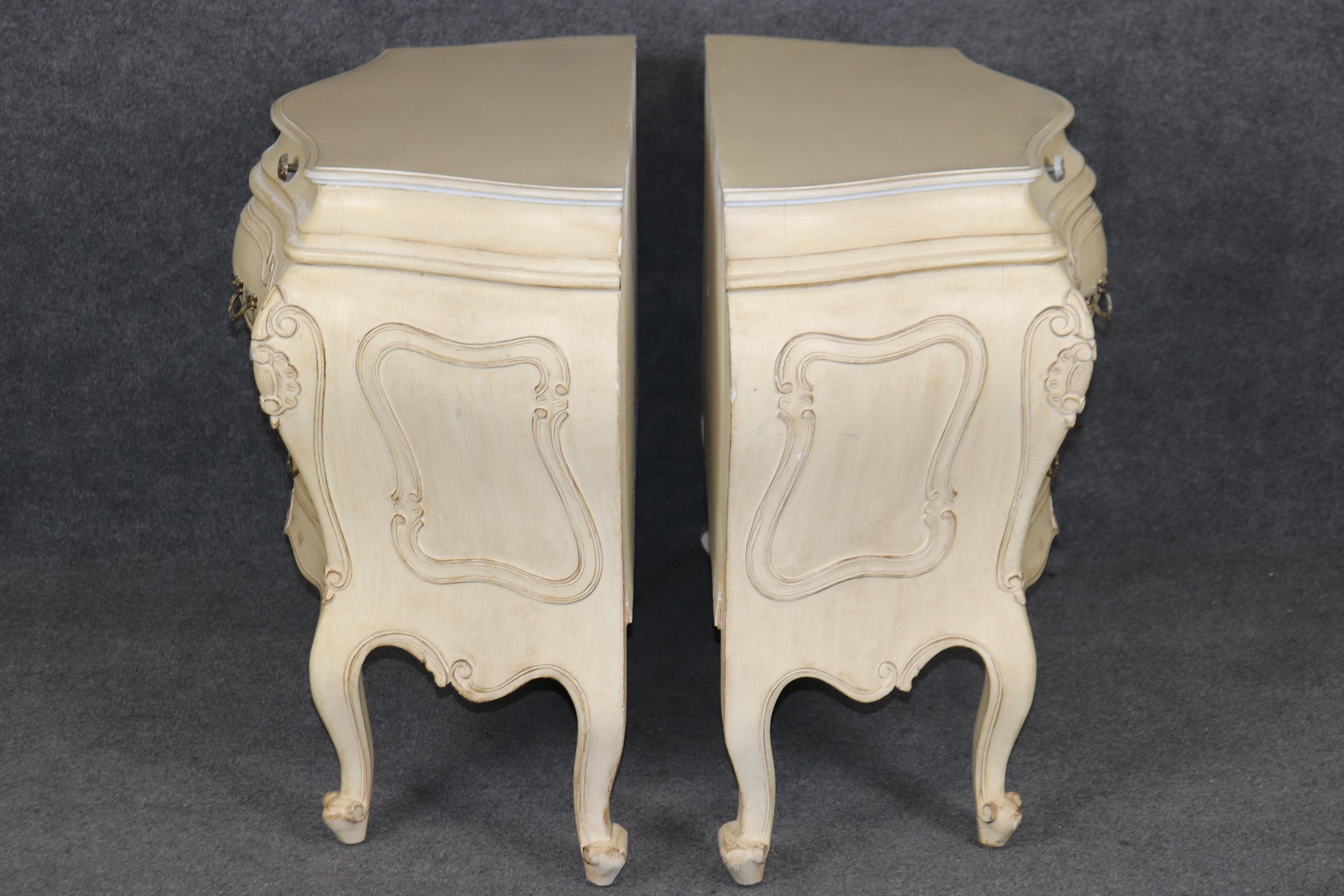 Luigi XV Coppia di fantastici commodes rococò francesi dipinti a bombe e bianco sporco, con segni di distorsione in vendita