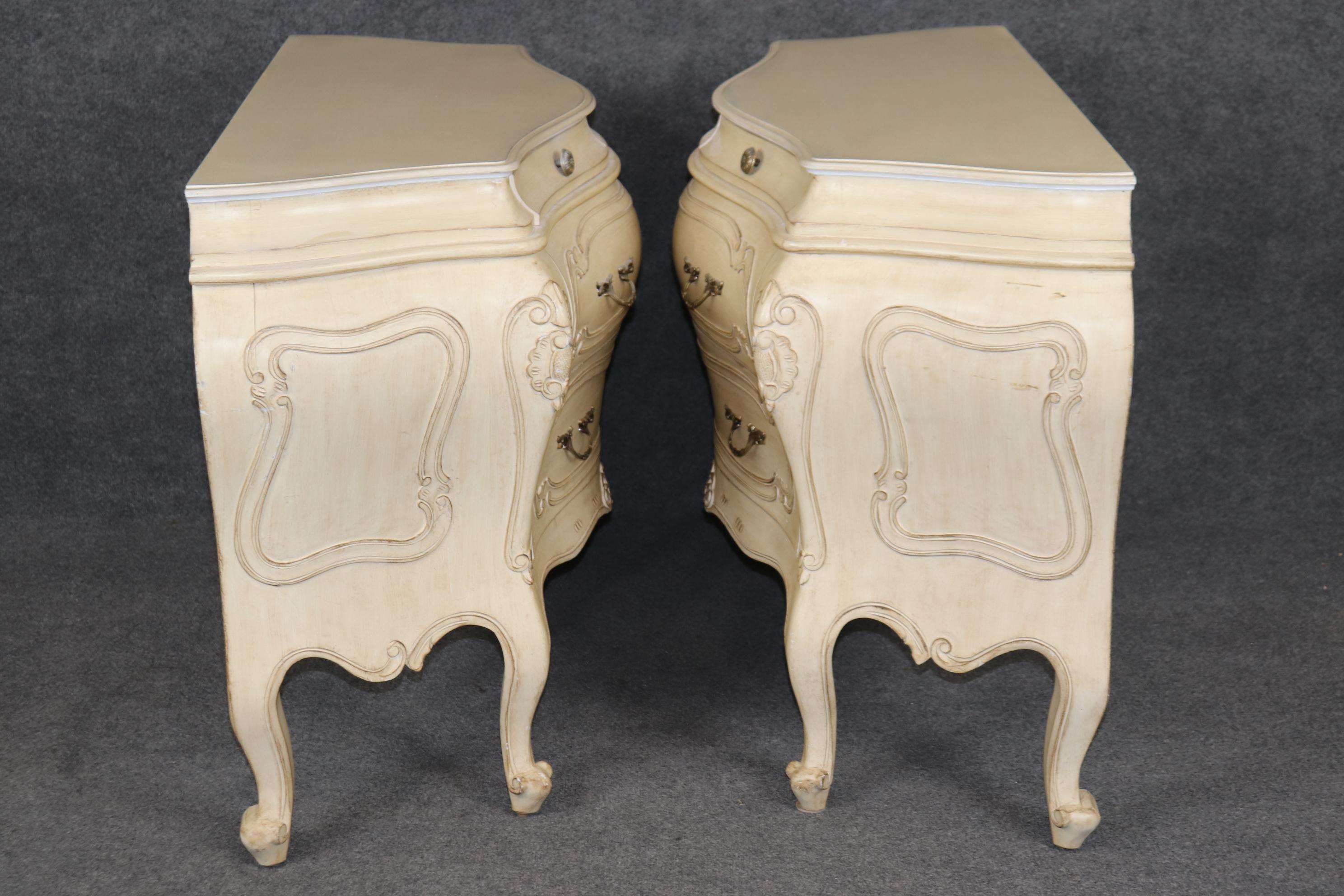 Francese Coppia di fantastici commodes rococò francesi dipinti a bombe e bianco sporco, con segni di distorsione in vendita