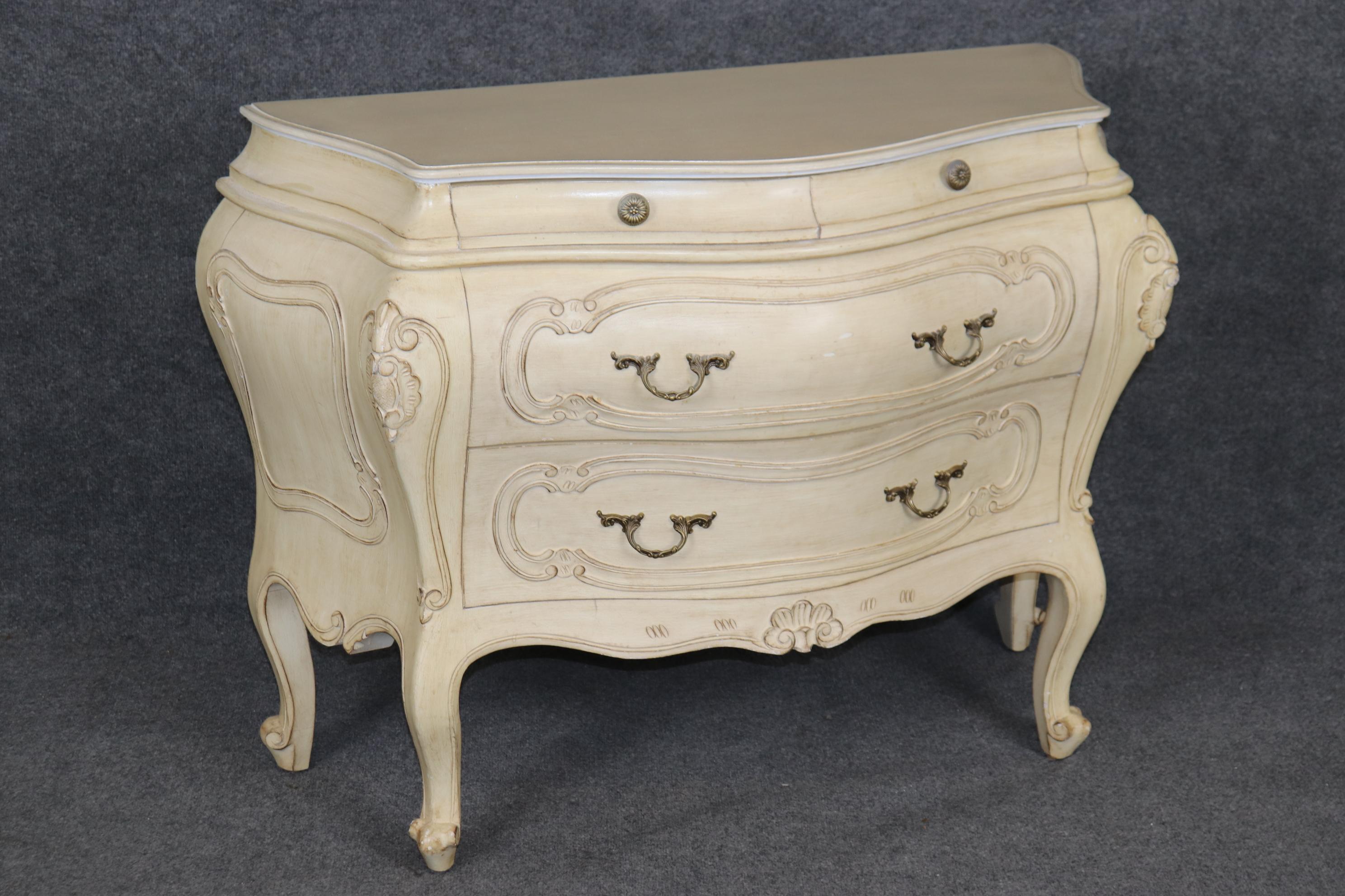 Coppia di fantastici commodes rococò francesi dipinti a bombe e bianco sporco, con segni di distorsione In condizioni buone in vendita a Swedesboro, NJ
