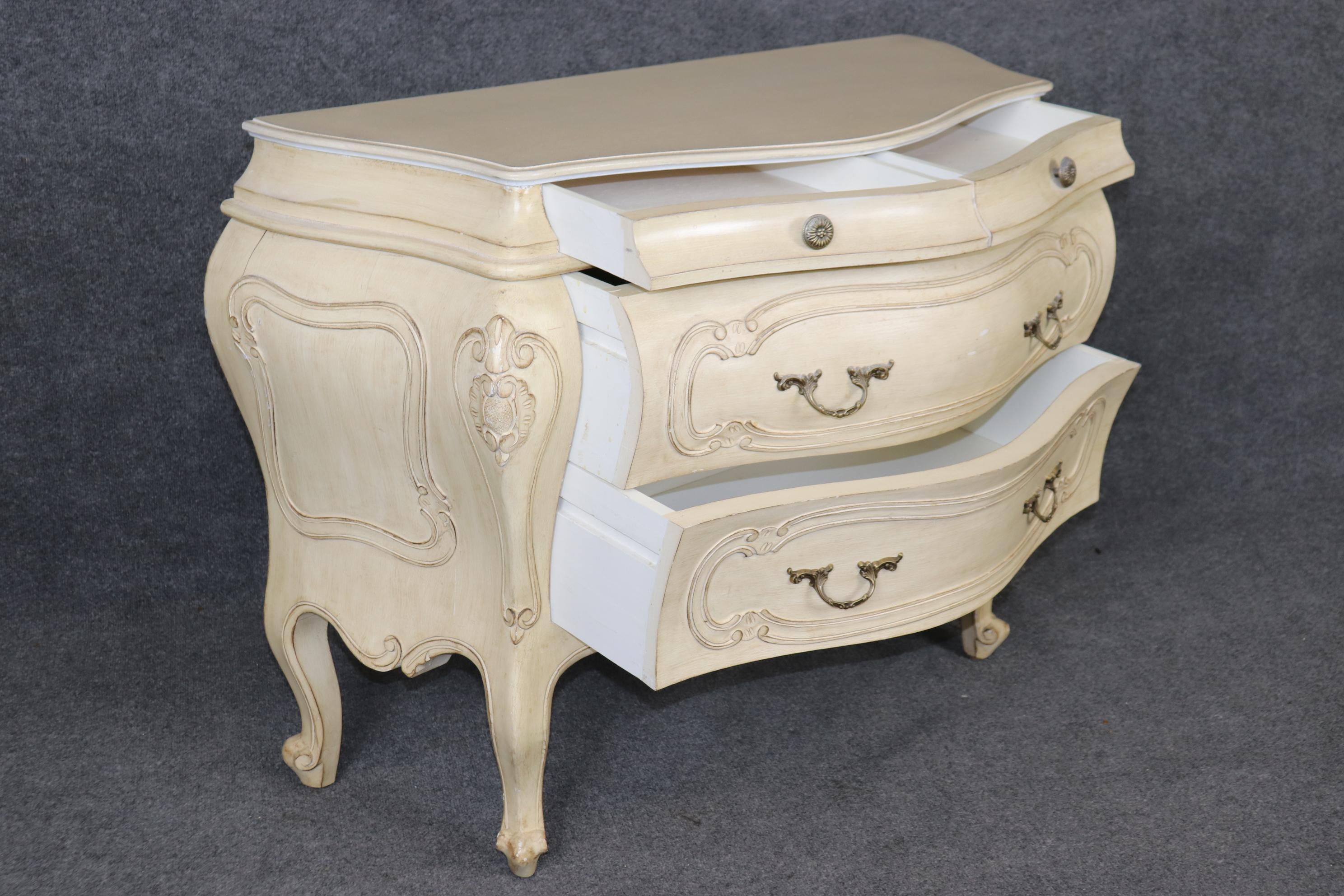Metà XX secolo Coppia di fantastici commodes rococò francesi dipinti a bombe e bianco sporco, con segni di distorsione in vendita