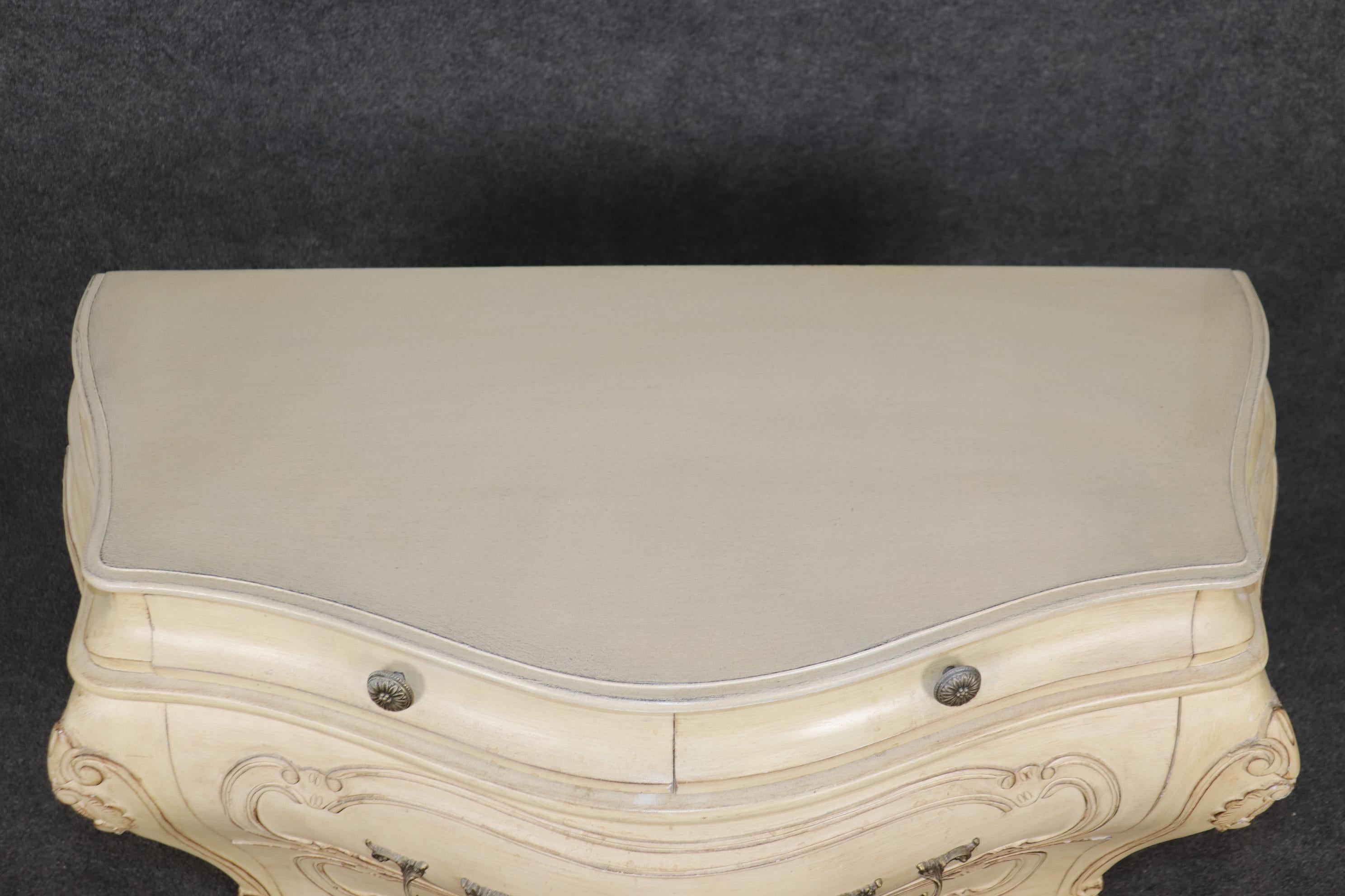 Noce Coppia di fantastici commodes rococò francesi dipinti a bombe e bianco sporco, con segni di distorsione in vendita