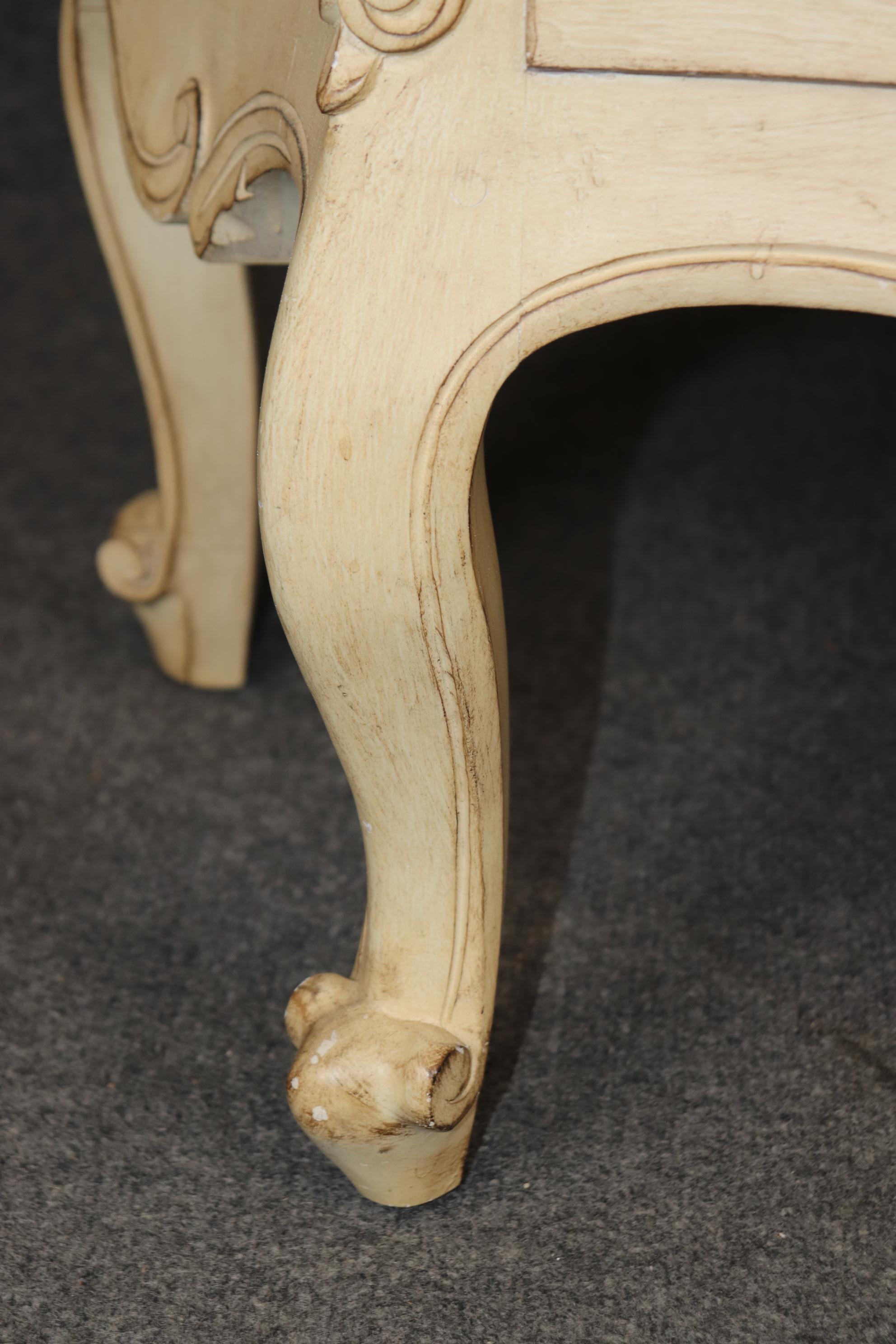 Coppia di fantastici commodes rococò francesi dipinti a bombe e bianco sporco, con segni di distorsione in vendita 1