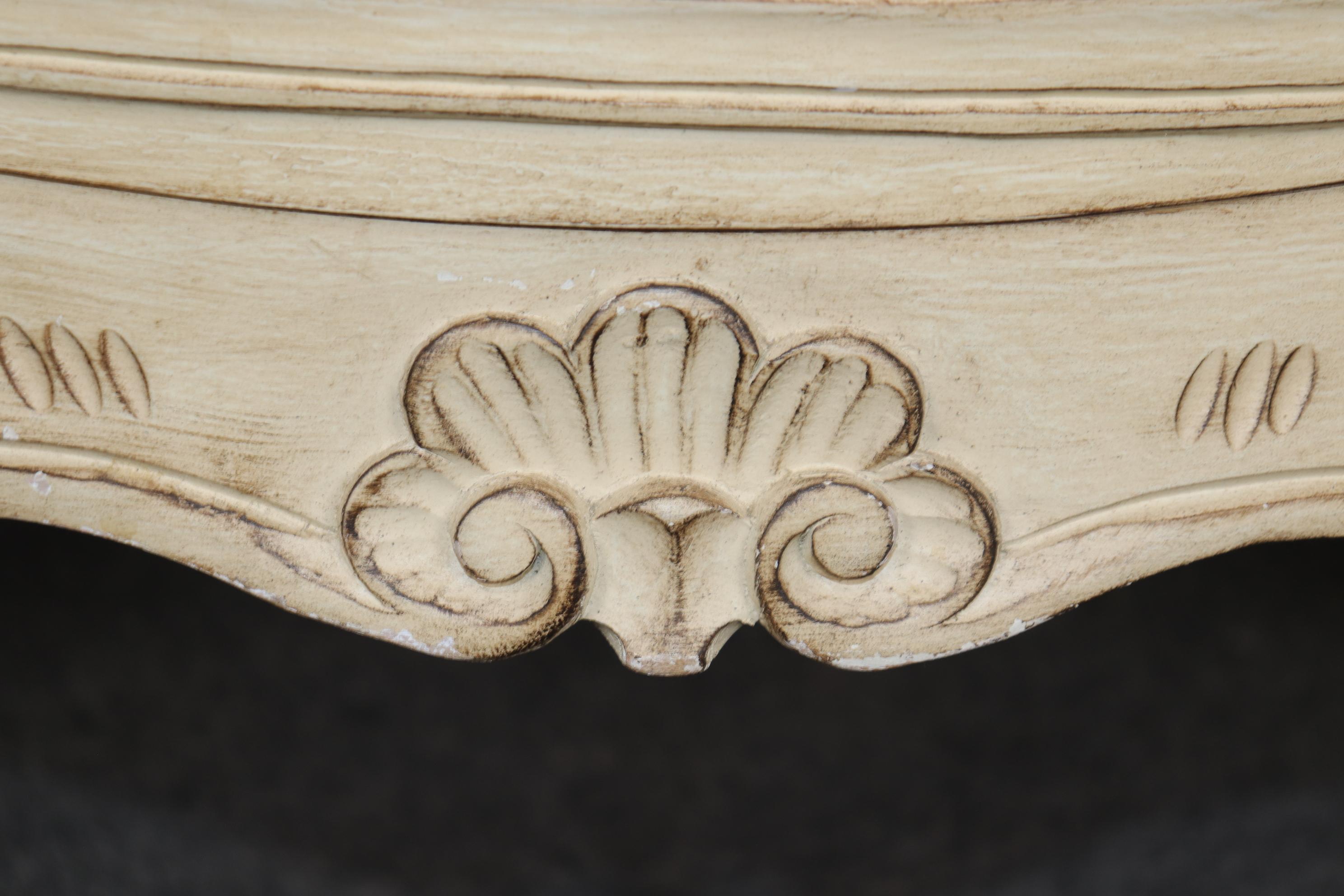 Coppia di fantastici commodes rococò francesi dipinti a bombe e bianco sporco, con segni di distorsione in vendita 2