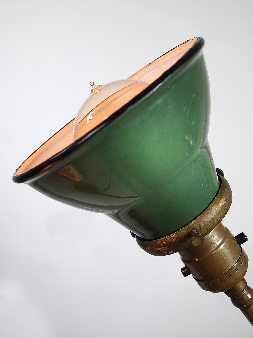 Queste due lampade sono vendute in coppia. Il braccio snodabile e le basi ponderate conservano ancora la patina originale invecchiata. I paralumi abbinati sono bellissimi, nuovi di zecca. Si tratta di porcellane verdi e bianche cotte al forno.