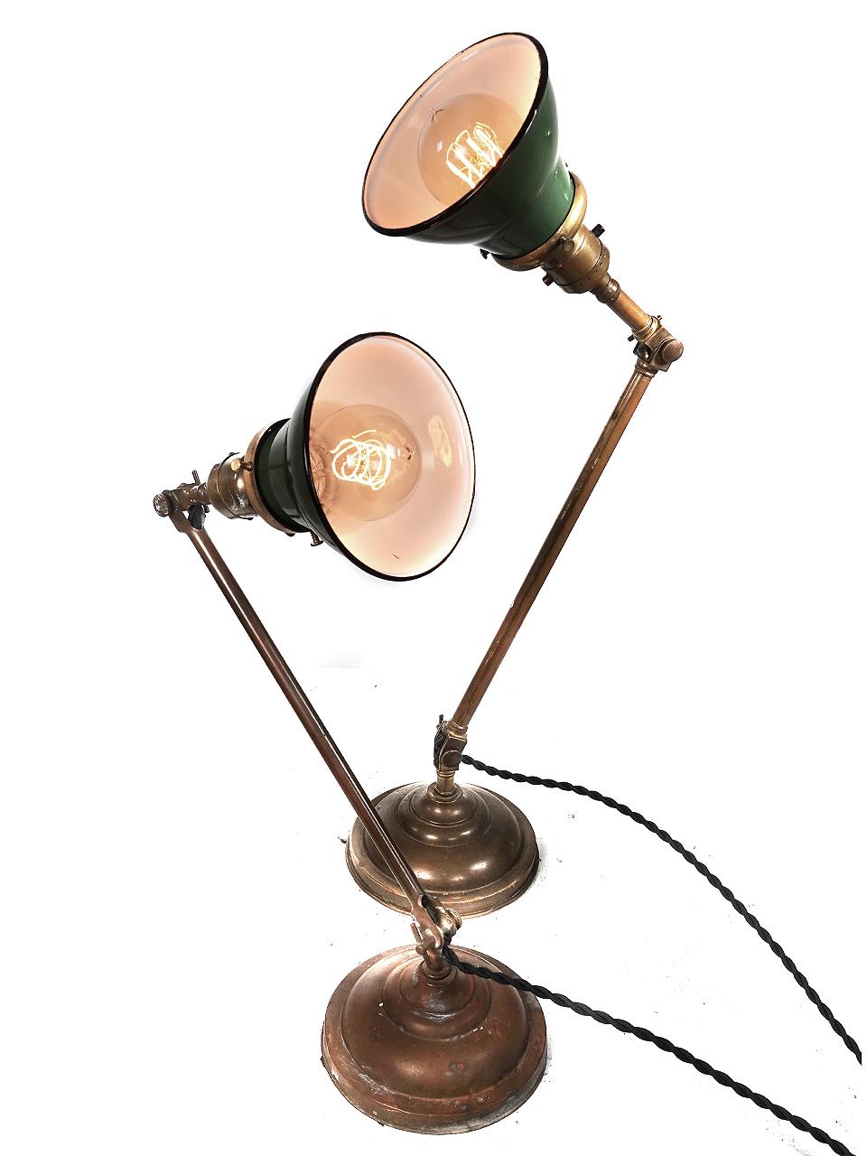 Americano Coppia di lampade da scrivania industriali articolate Faries - cupole in porcellana verde in vendita