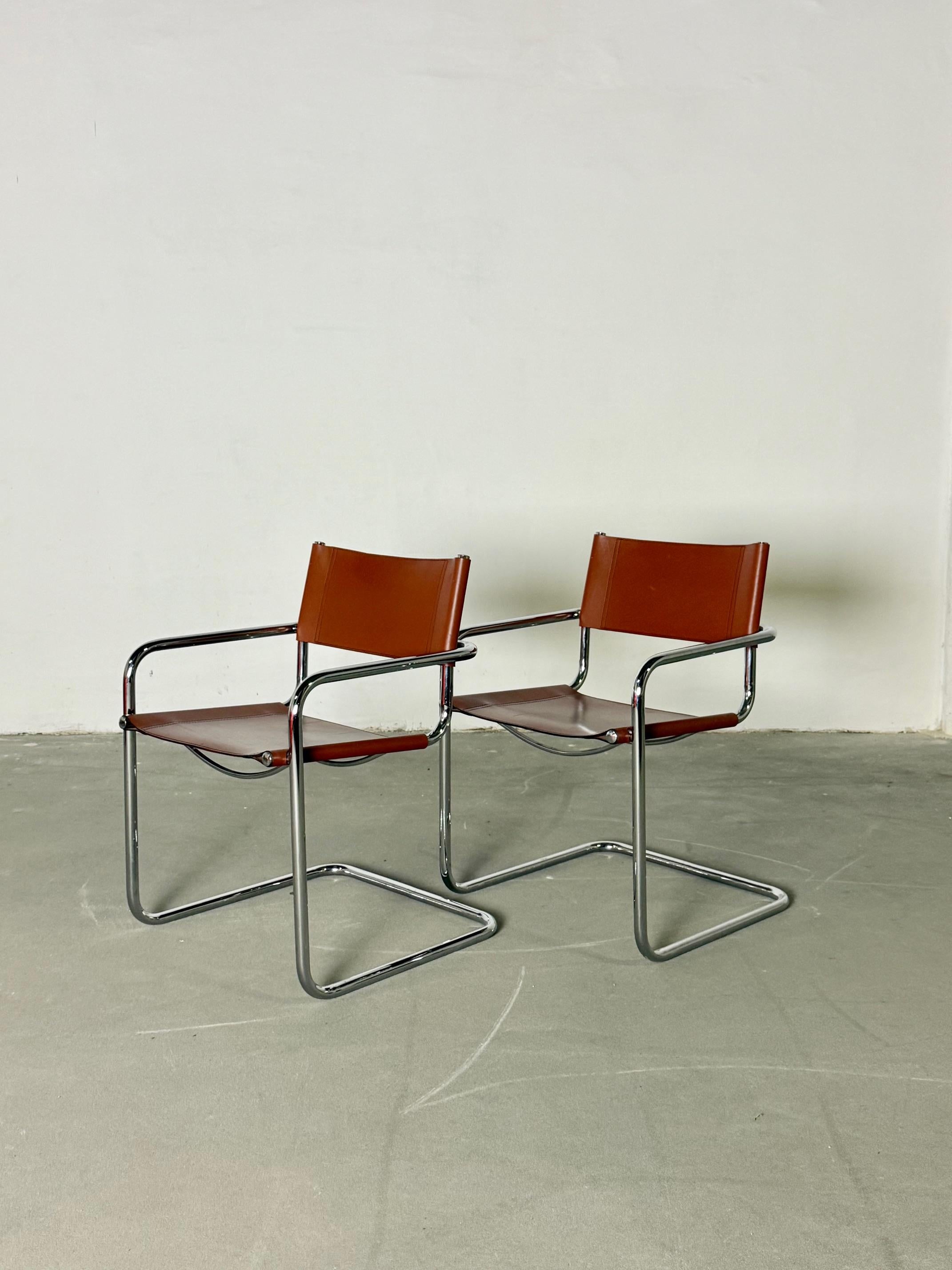 KOSTENLOSE LOKALE LIEFERUNG IN NEW YORK
Angeboten wird ein Paar S34-Stühle von Fasem, ein elegantes Beispiel für italienische Handwerkskunst und minimalistisches Design. Die Stühle mit ihrem ursprünglichen cognacfarbenen Lederbezug weisen eine