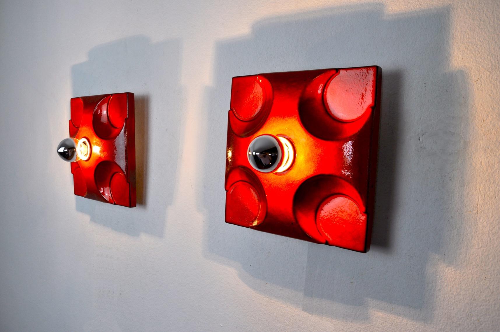 Bellissima e rara coppia di lampade da parete in lava grassa disegnate e prodotte da Hustadt Leuchten in Germania negli anni '60.

Superba struttura in ceramica geometrica arancione e nera chiamata fat lava che diffonde un superbo gioco di