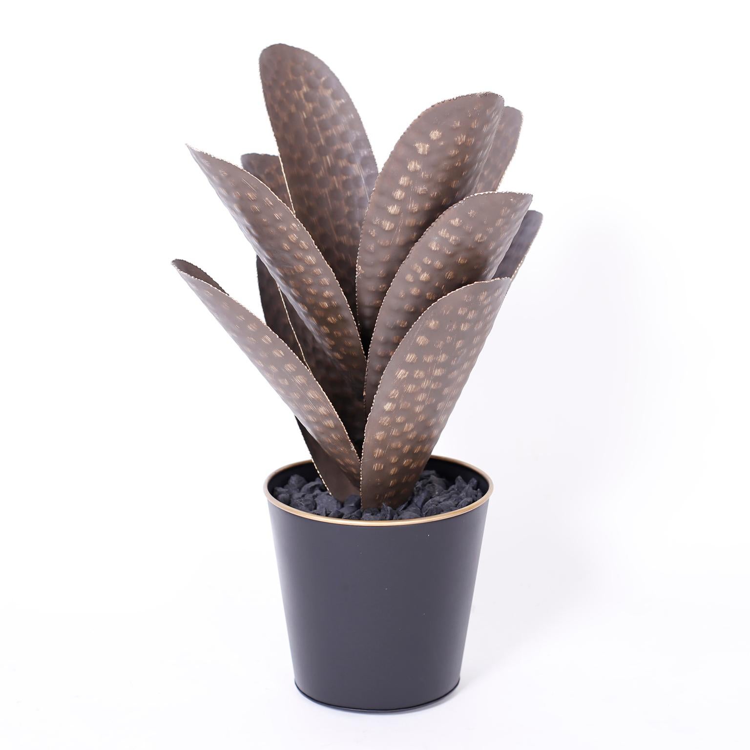 Mid-Century moderno Coppia di piante di agave finte in fioriere di metallo in vendita