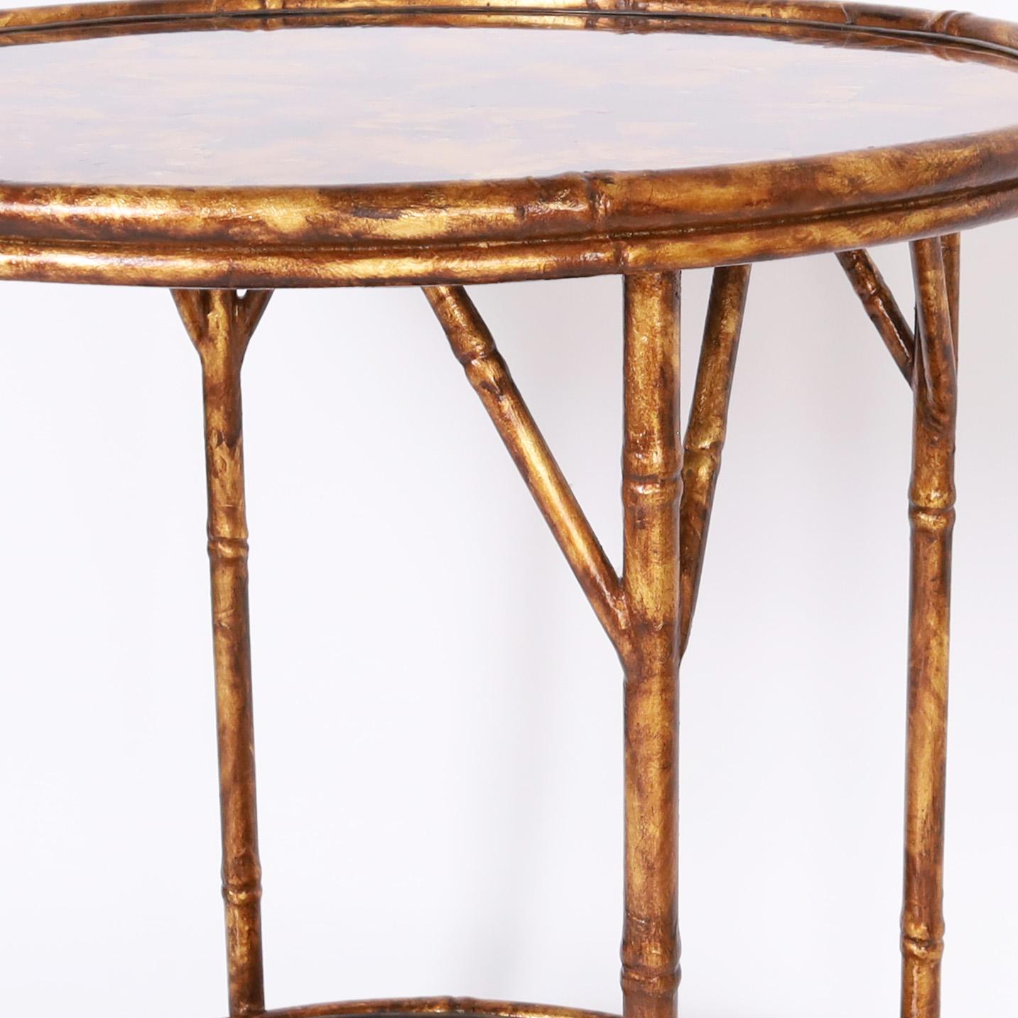 Paar Ständer oder Tische aus Kunstbambus und Penshell (20. Jahrhundert) im Angebot