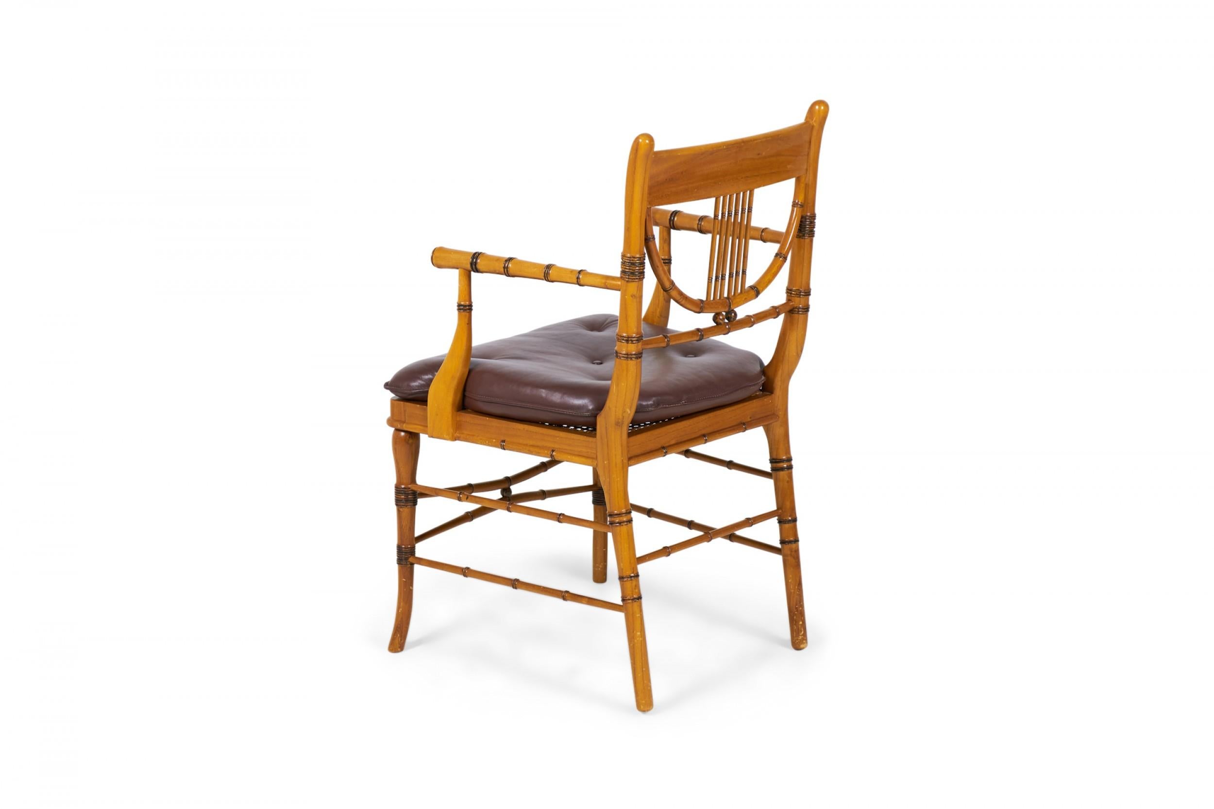 Paar gepolsterte Sessel aus Kunstbambus und taupefarbenem Leder im Zustand „Gut“ im Angebot in New York, NY
