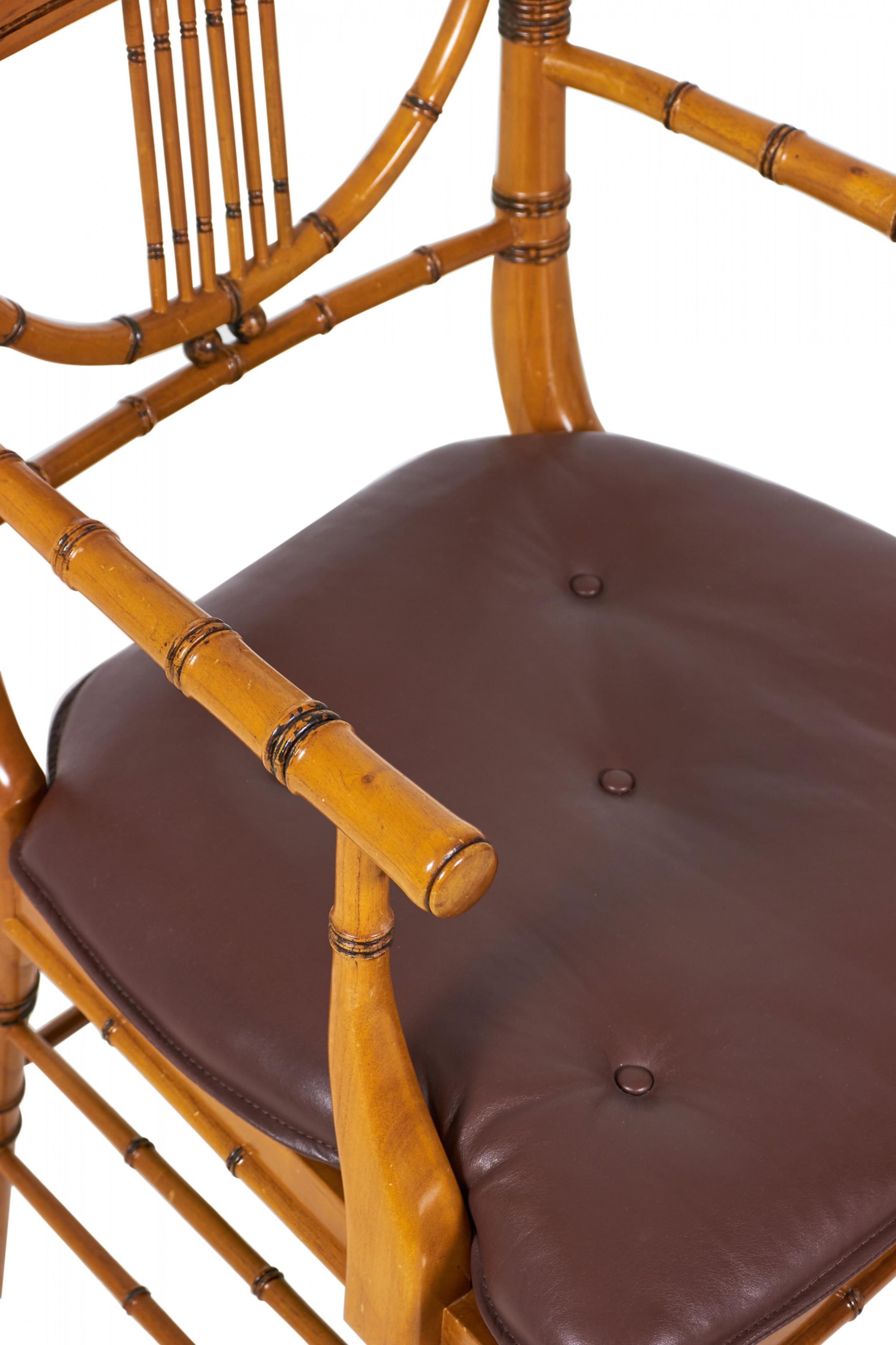 Paar gepolsterte Sessel aus Kunstbambus und taupefarbenem Leder im Angebot 1