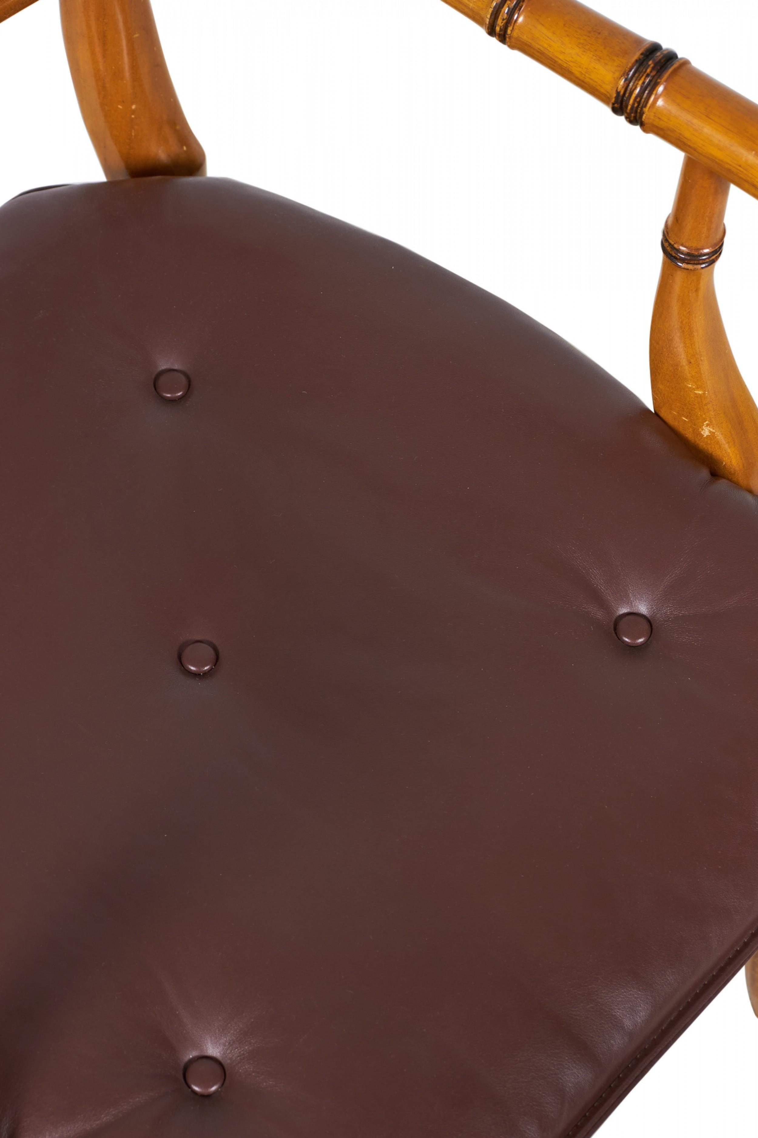 Coppia di poltrone imbottite in finto bambù e pelle taupe in vendita 1