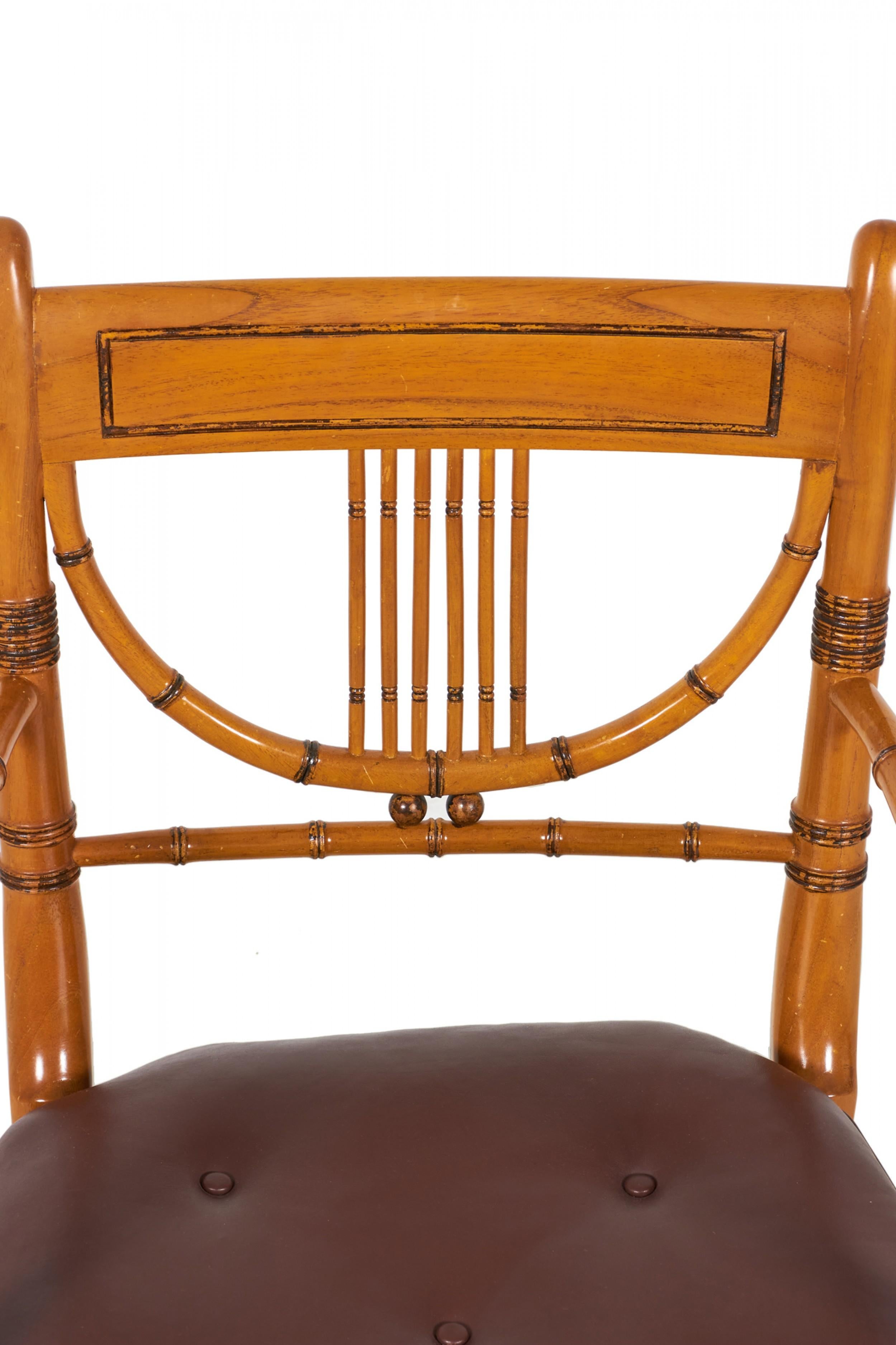 Paar gepolsterte Sessel aus Kunstbambus und taupefarbenem Leder im Angebot 3