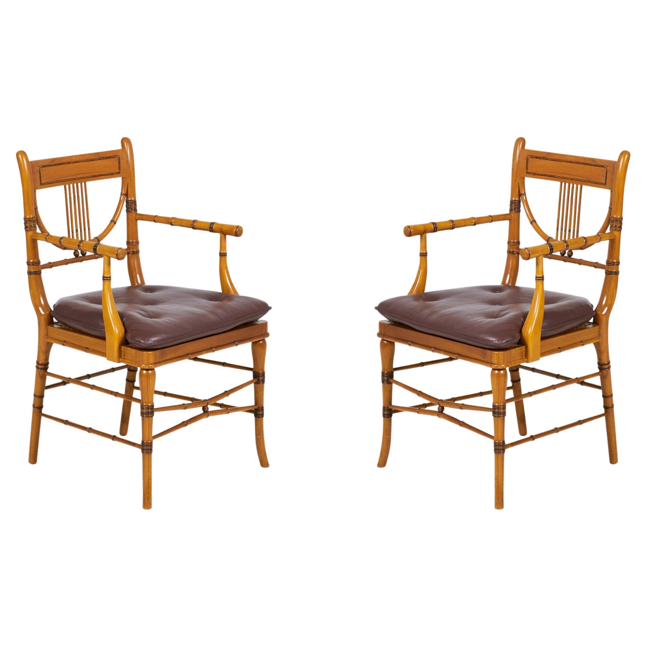 Paire de fauteuils tapissés en faux bambou et cuir taupe