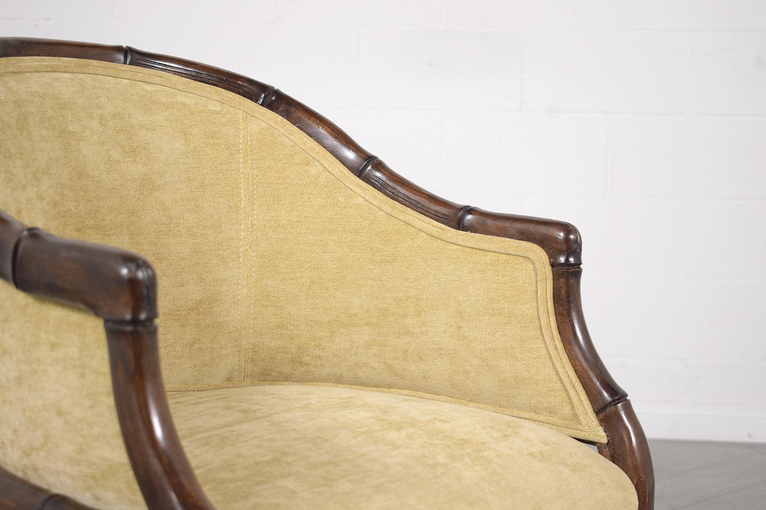 Vintage-Sessel aus Samt im Hollywood-Regency-Stil mit Bambusgeschnitztem Rahmen (Stoff) im Angebot