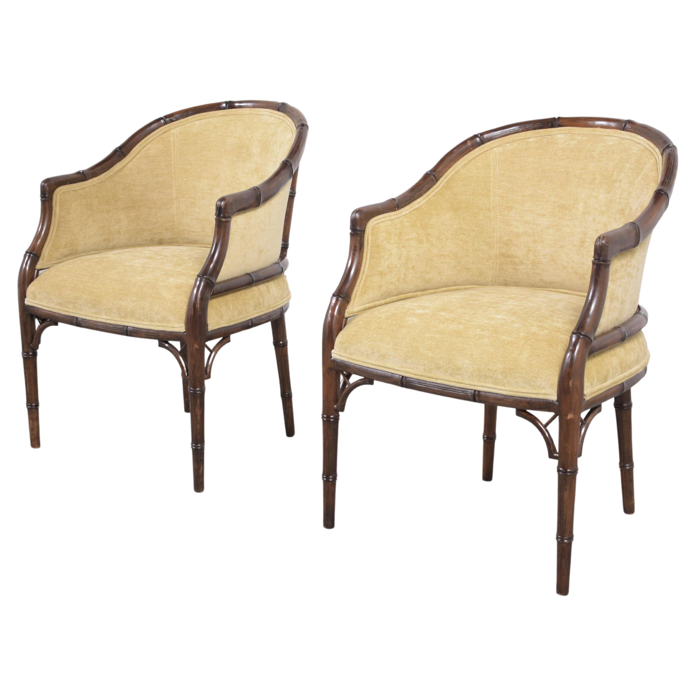 Lassen Sie sich vom Glamour der goldenen Ära verzaubern - mit unserem handverlesenen Paar Hollywood Regency-Sessel. Mit Präzision aus hochwertigem Holz gefertigt, ist jeder Stuhl ein Zeugnis für tadellose Handwerkskunst und zeitloses Design. Nach