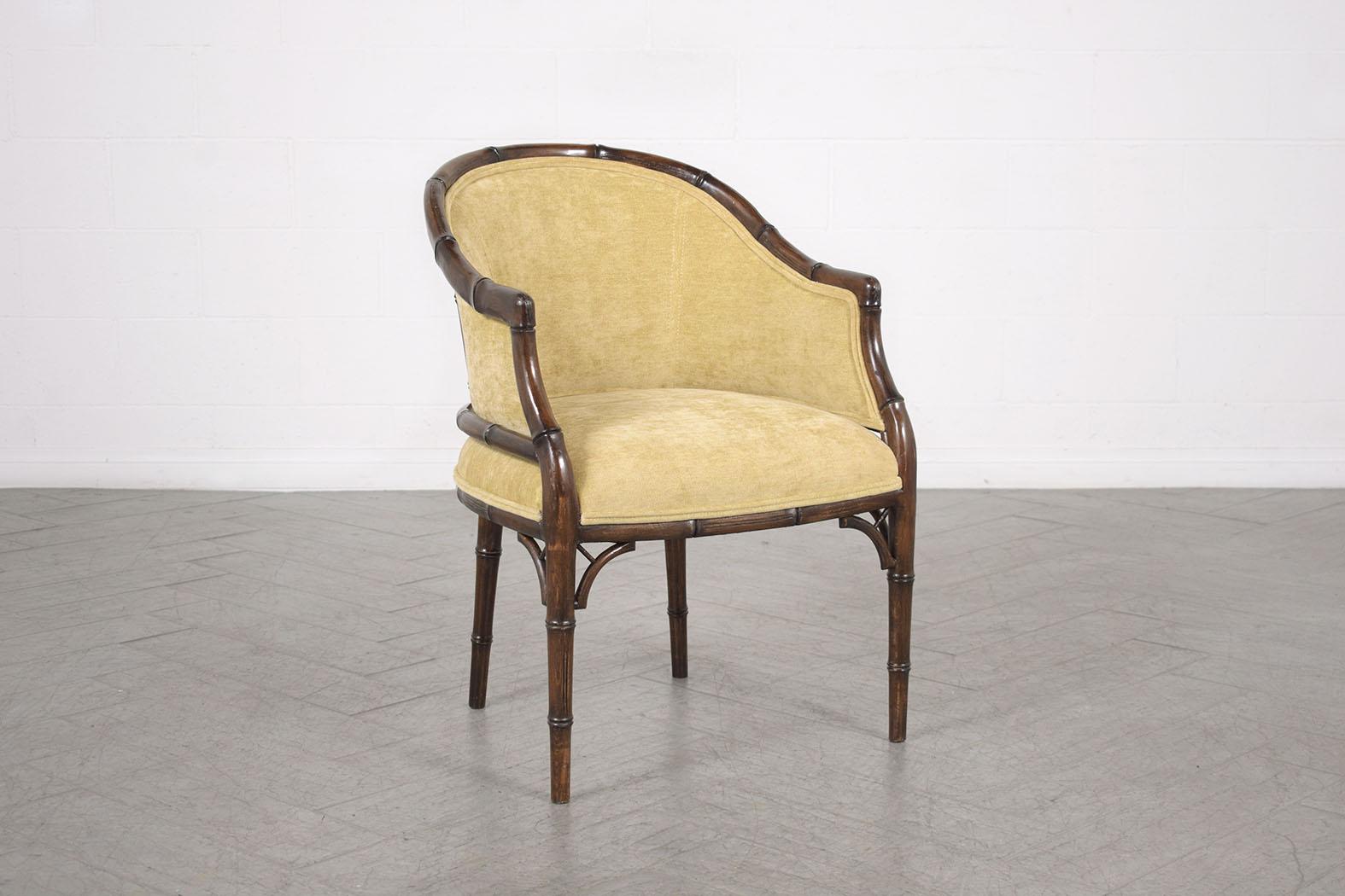 Vintage-Sessel aus Samt im Hollywood-Regency-Stil mit Bambusgeschnitztem Rahmen (Mitte des 20. Jahrhunderts) im Angebot