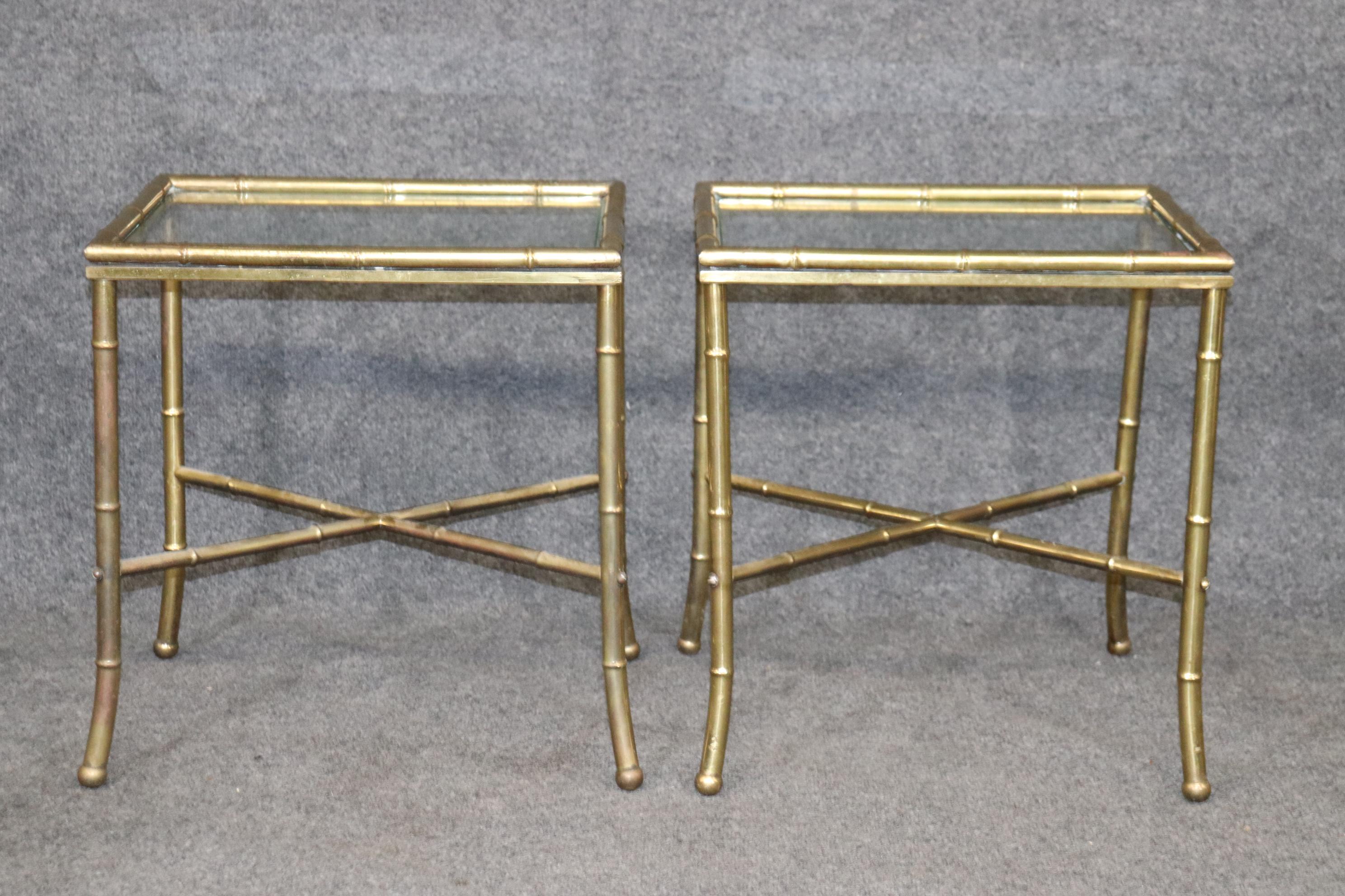 Paire de tables d'extrémité en laiton imitation bambou de style Bagues avec plateau en verre, vers 1970 Bon état - En vente à Swedesboro, NJ