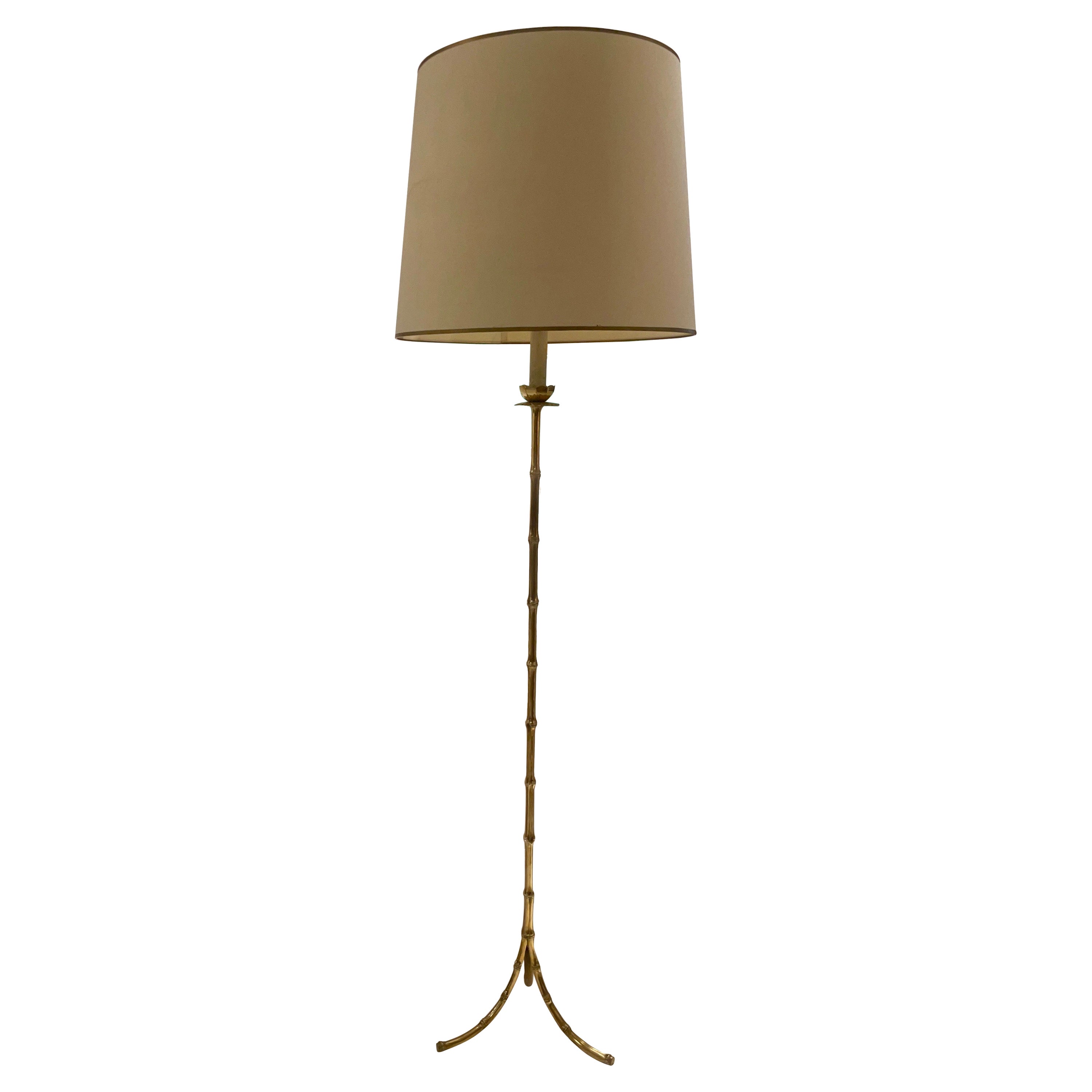 Elegante paire de lampadaires en faux bambou avec une fleur de lotus finement sculptée sur le dessus.
Une lumière.
Par Maison Bagués - France.
1960.
