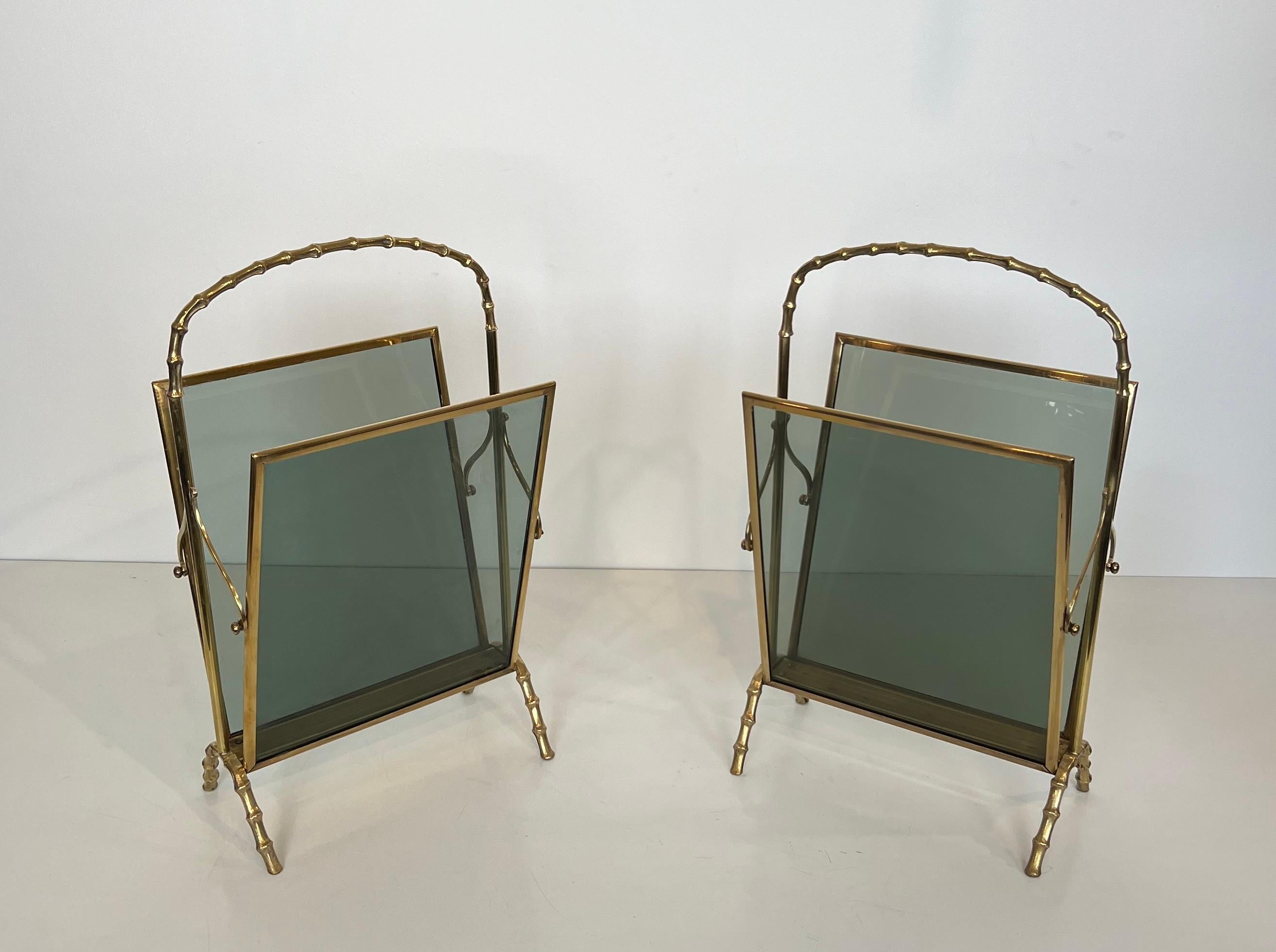 Questa coppia di portariviste in finto bambù è realizzata in bronzo con pannelli di vetro blu su ciascun lato. Questa è un'opera francese di Maison Baguès. Circa 1940