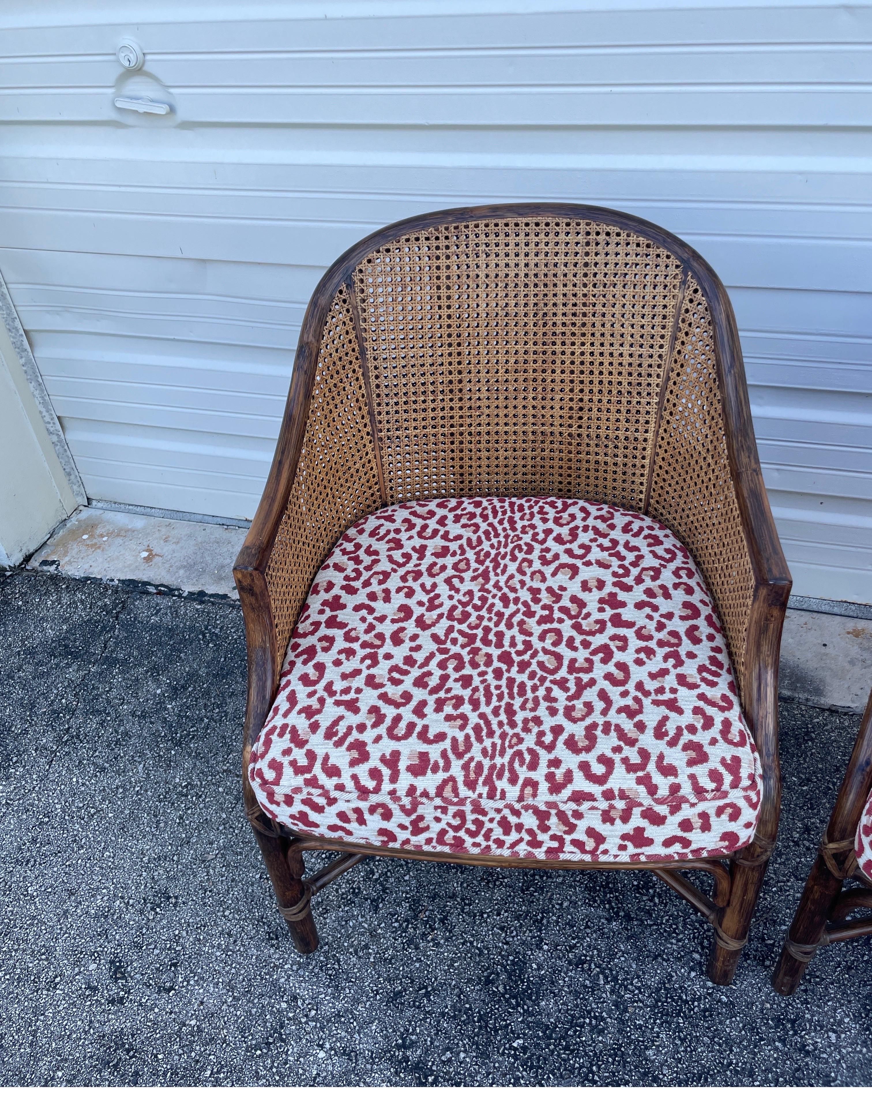 Coppia di sedie club in finto bambù e canna con tessuto in velluto leopardato di Mc Fabrice.