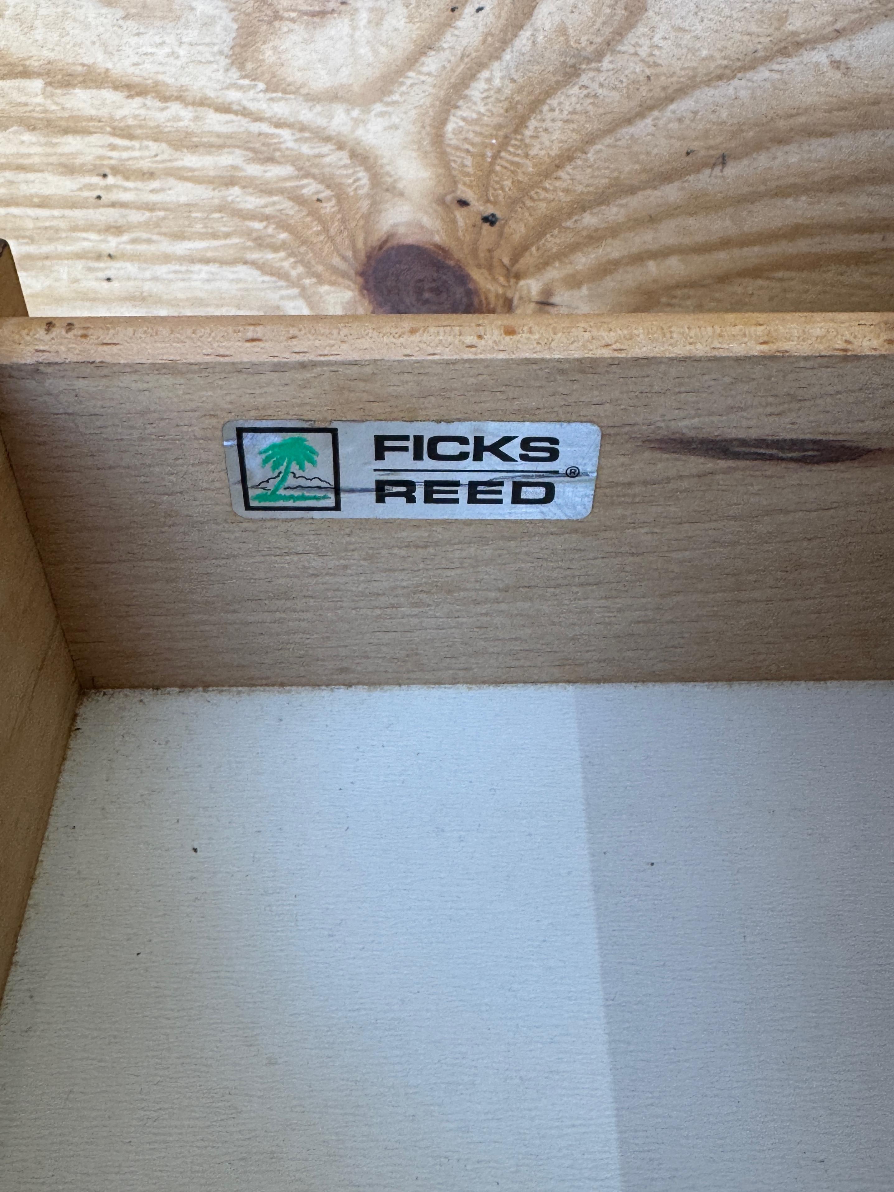 Coppia di cassapanche in finto bambù di Ficks Reed, Comodini in stile Campaigner di metà secolo in vendita 4