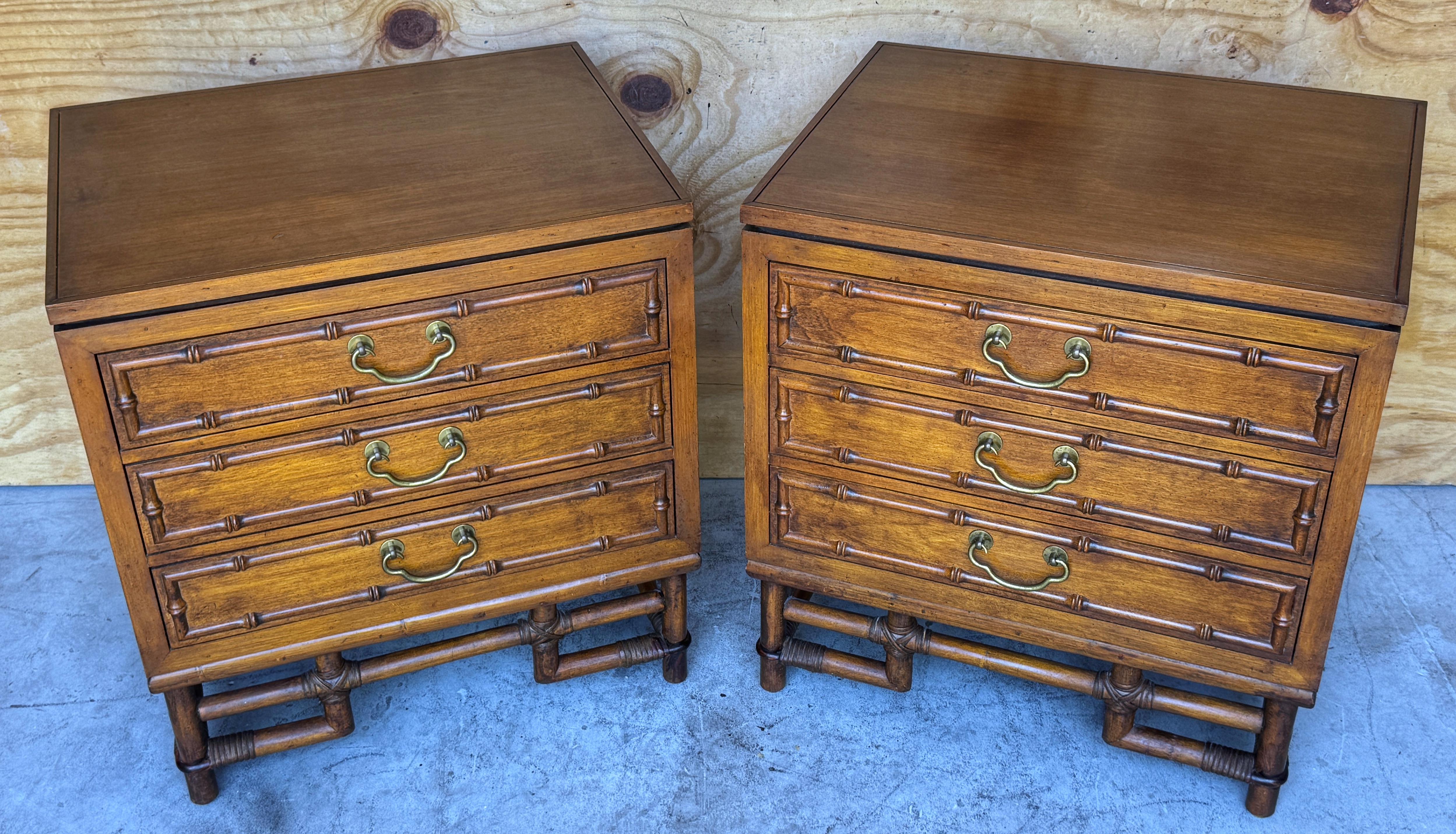 Mid-Century moderno Coppia di cassapanche in finto bambù di Ficks Reed, Comodini in stile Campaigner di metà secolo in vendita