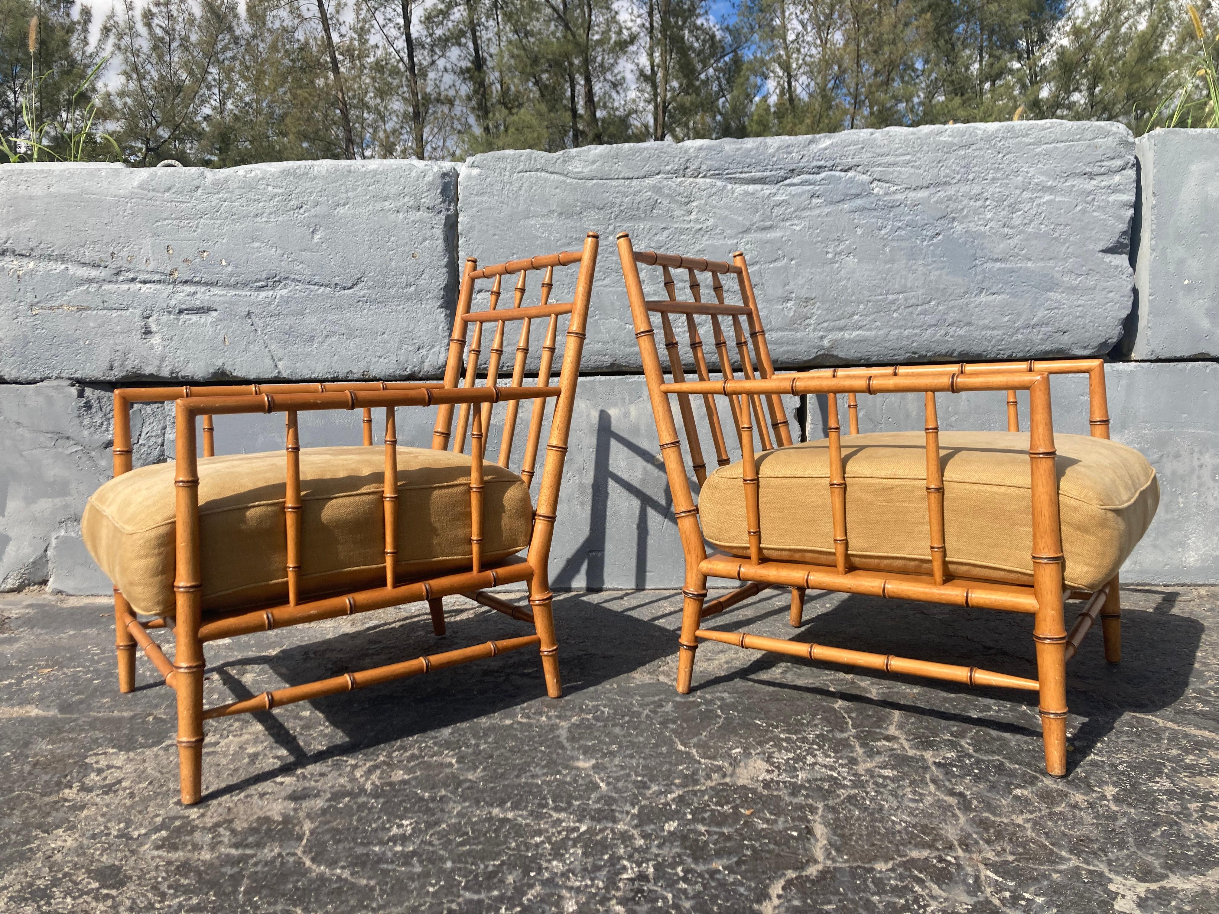 Paire de chaises longues Chippendale chinoises en faux bambou de Martha Stewart pour Bernhardt, châssis en bois avec coussins en tissu. Le tissu présente quelques taches, nous recommandons de récupérer les coussins. Nous pouvons vous aider.