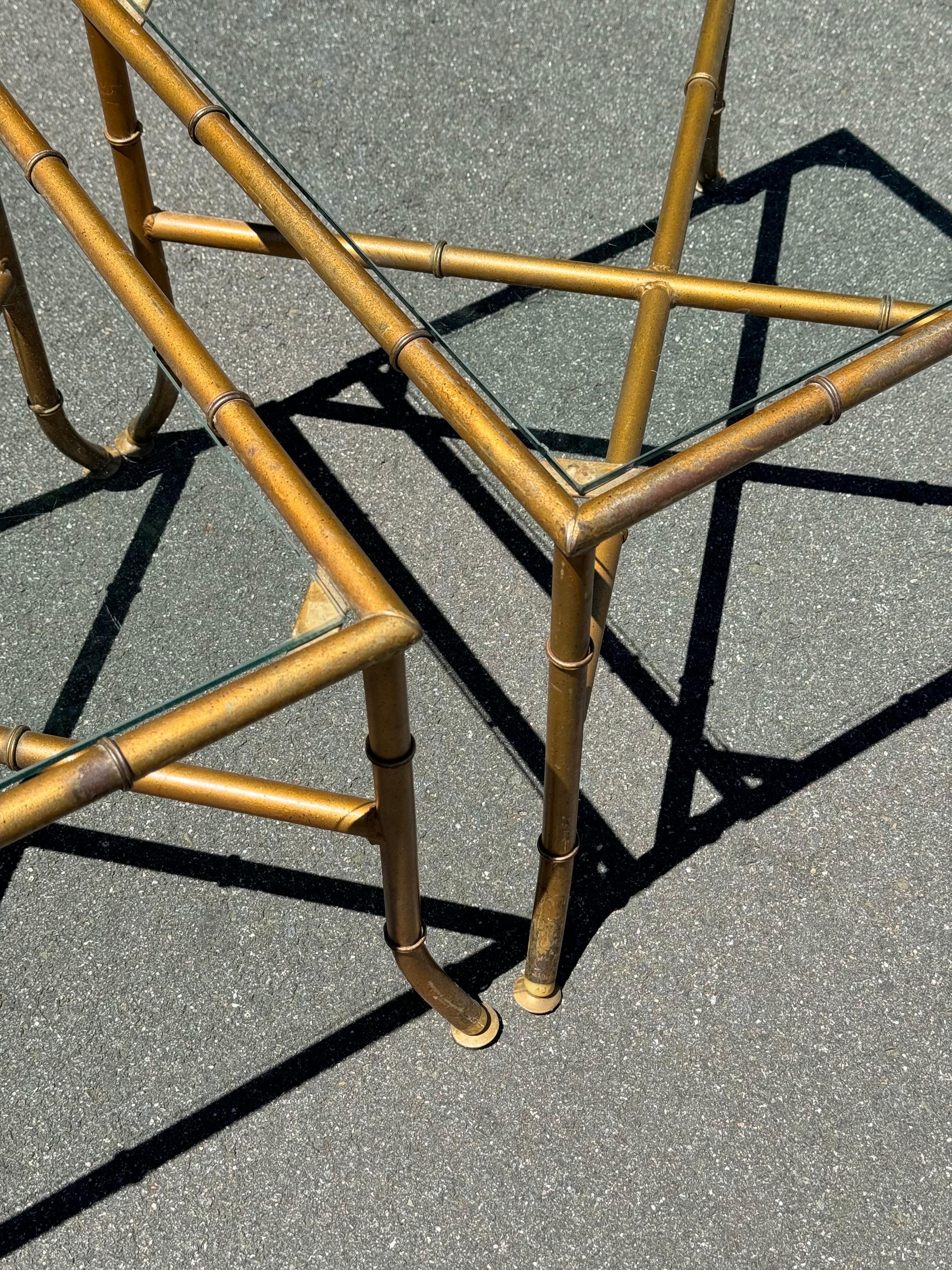 Paire de tables d'appoint en faux bambou en vente 10