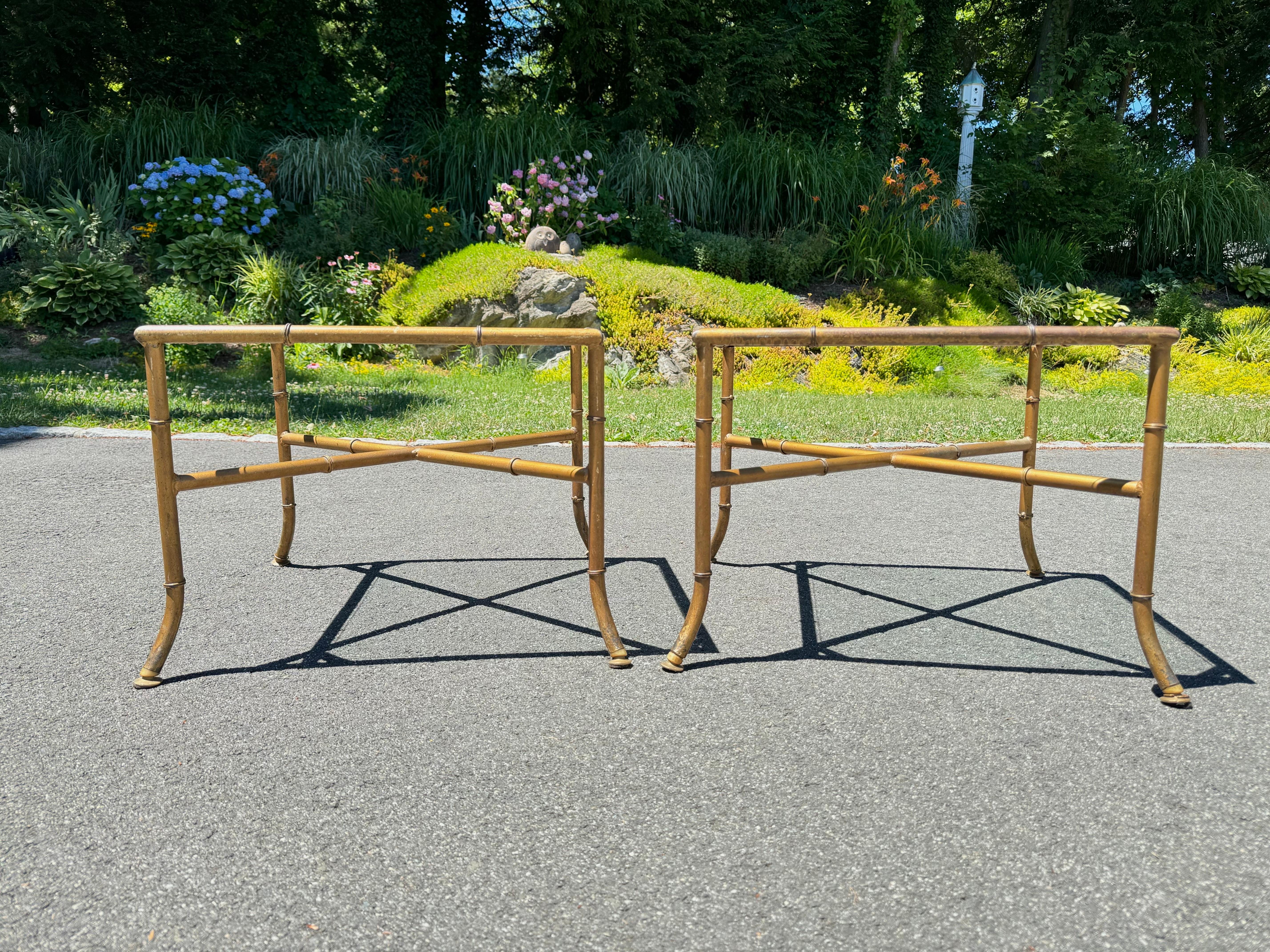 Paire de tables d'appoint en faux bambou Bon état - En vente à Redding, CT