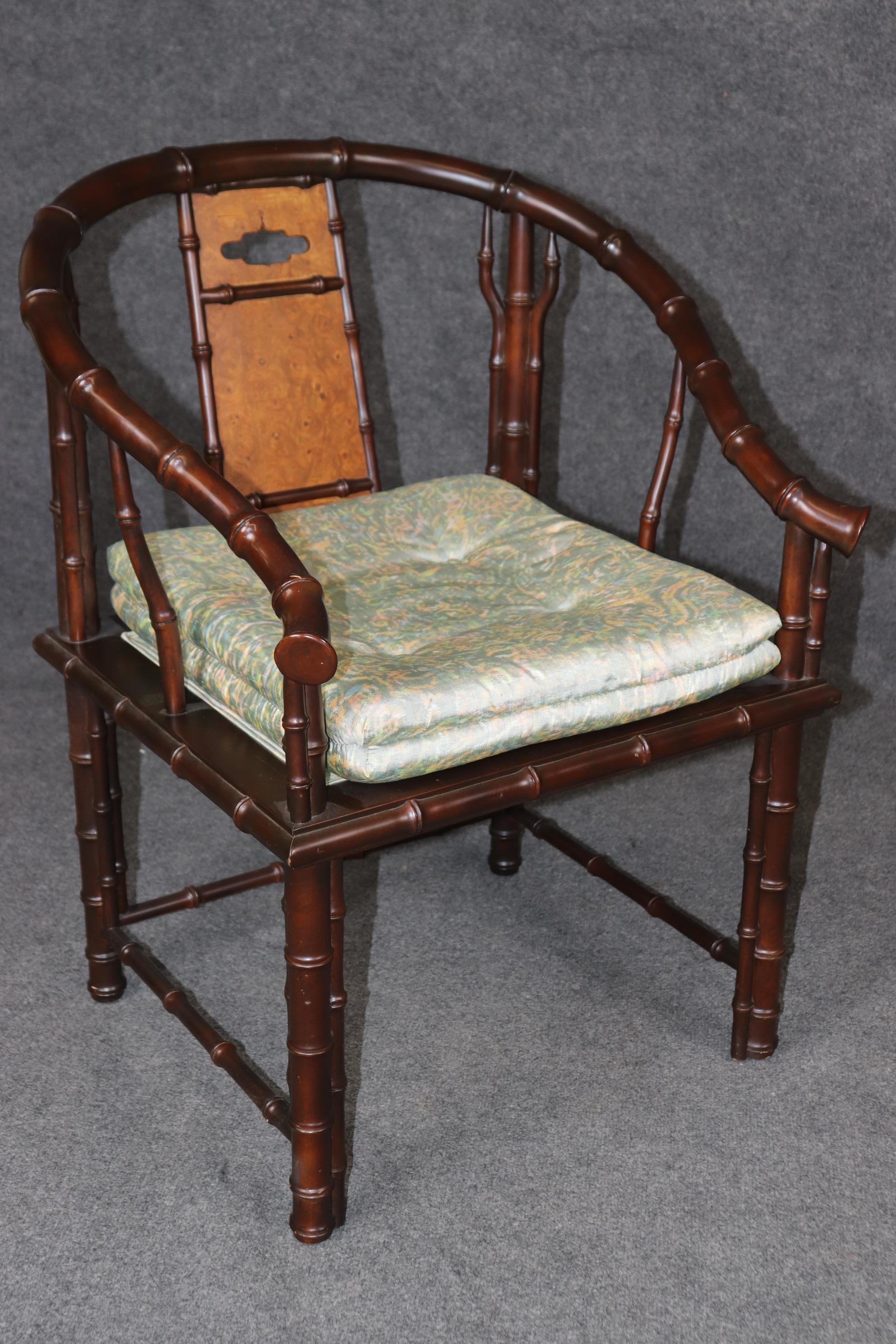 Il s'agit d'une paire de chaises spéciales avec des dossiers en noyer ronceux et des cadres en faux bambou en noyer foncé. Les chaises sont en bon état d'origine et ont été fabriquées par Interior Crafts de Chicago. Le design est de type Chinoiserie