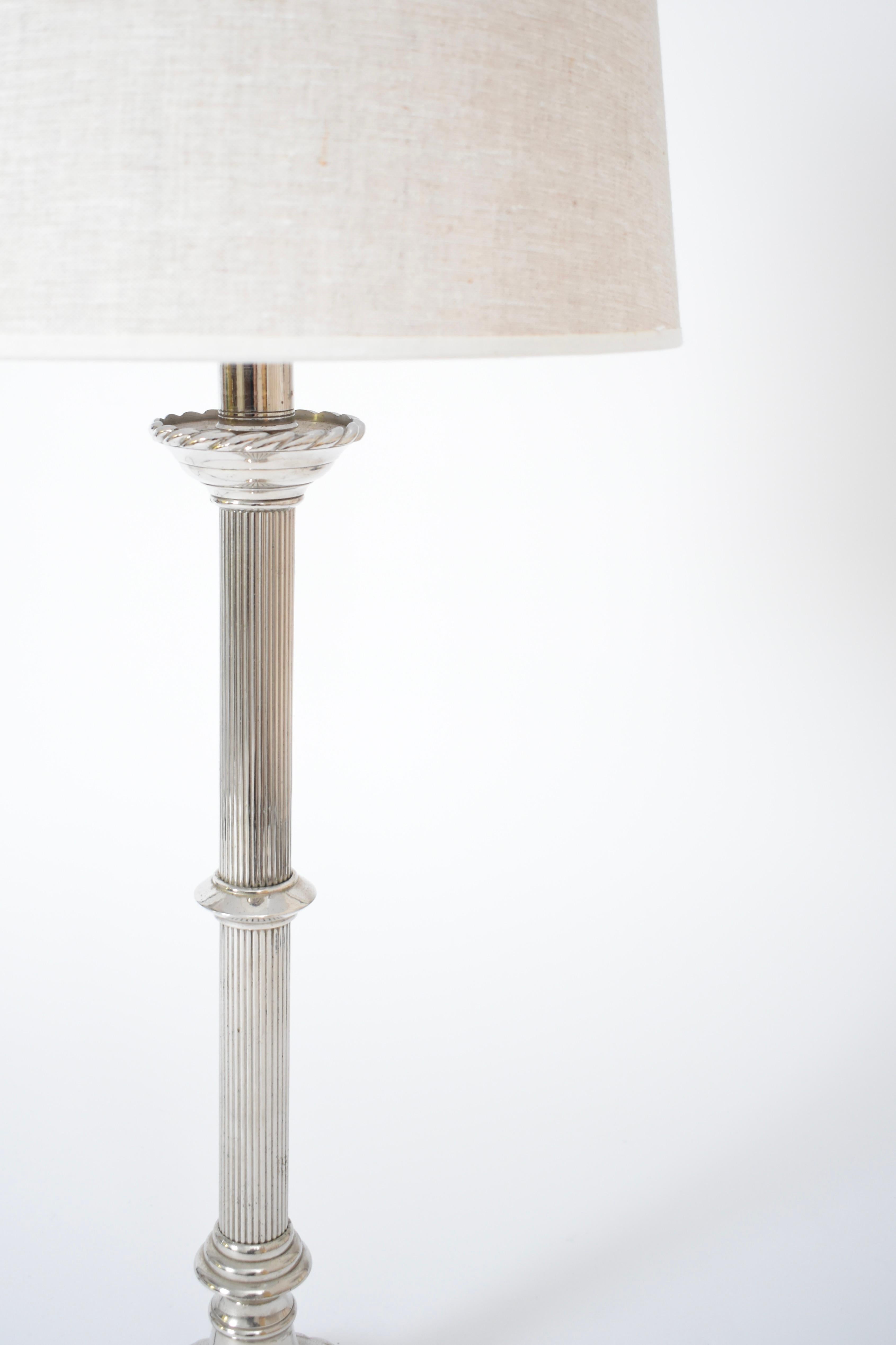 Coppia di lampade in finto bambù e corda placcate in argento, anni '60.