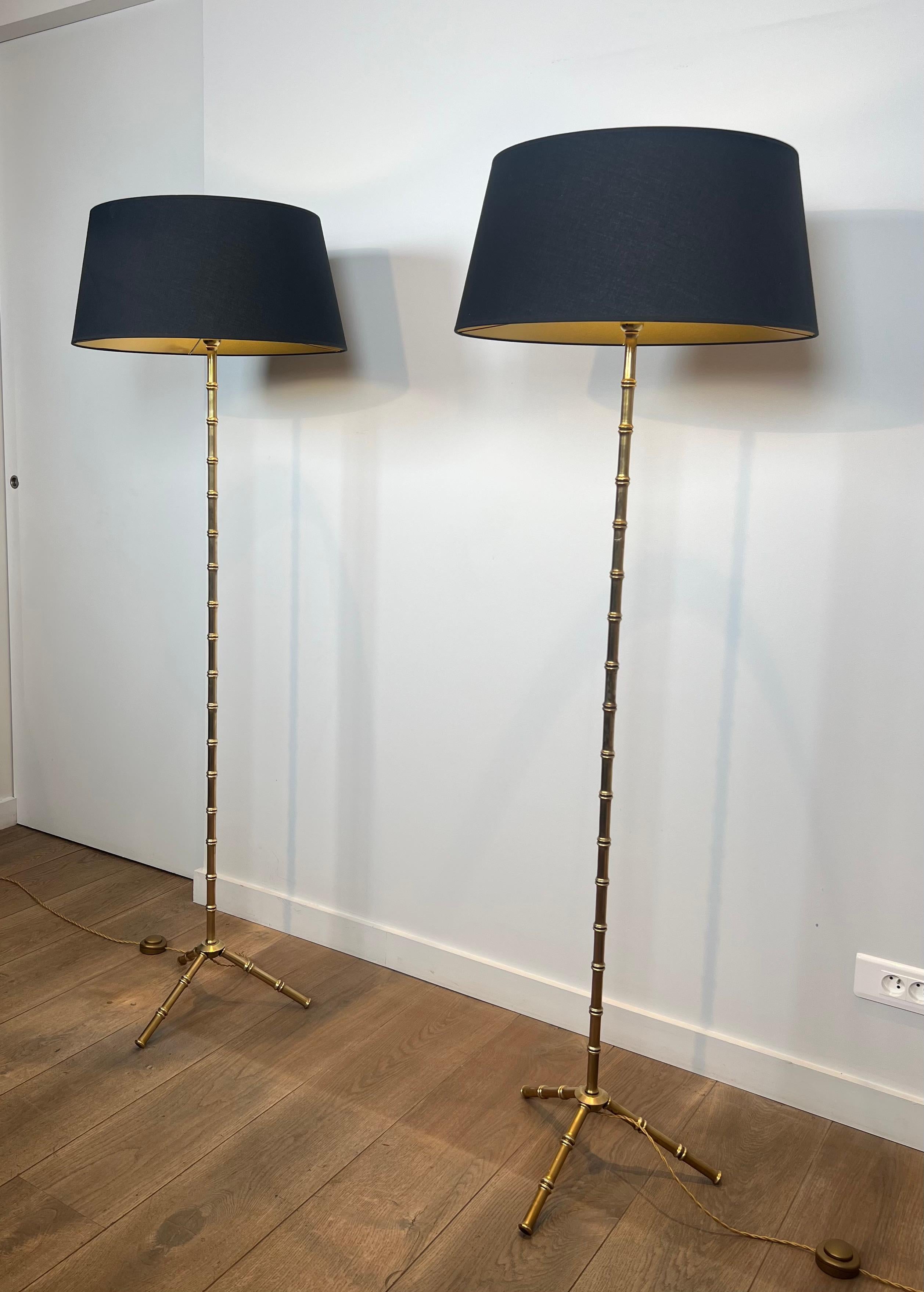Coppia di lampade da terra in bronzo e ottone finto-bambù di Jacques Adnet in vendita 5