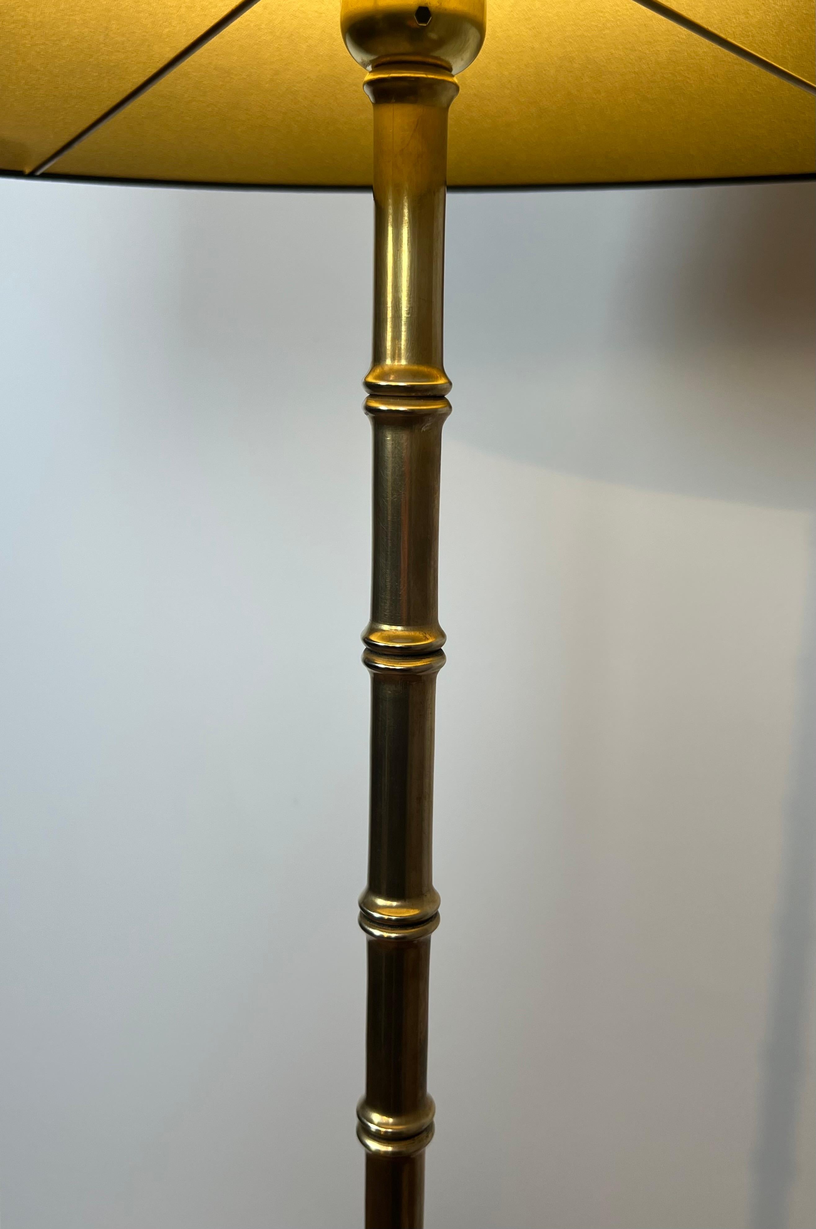 Coppia di lampade da terra in bronzo e ottone finto-bambù di Jacques Adnet in vendita 7