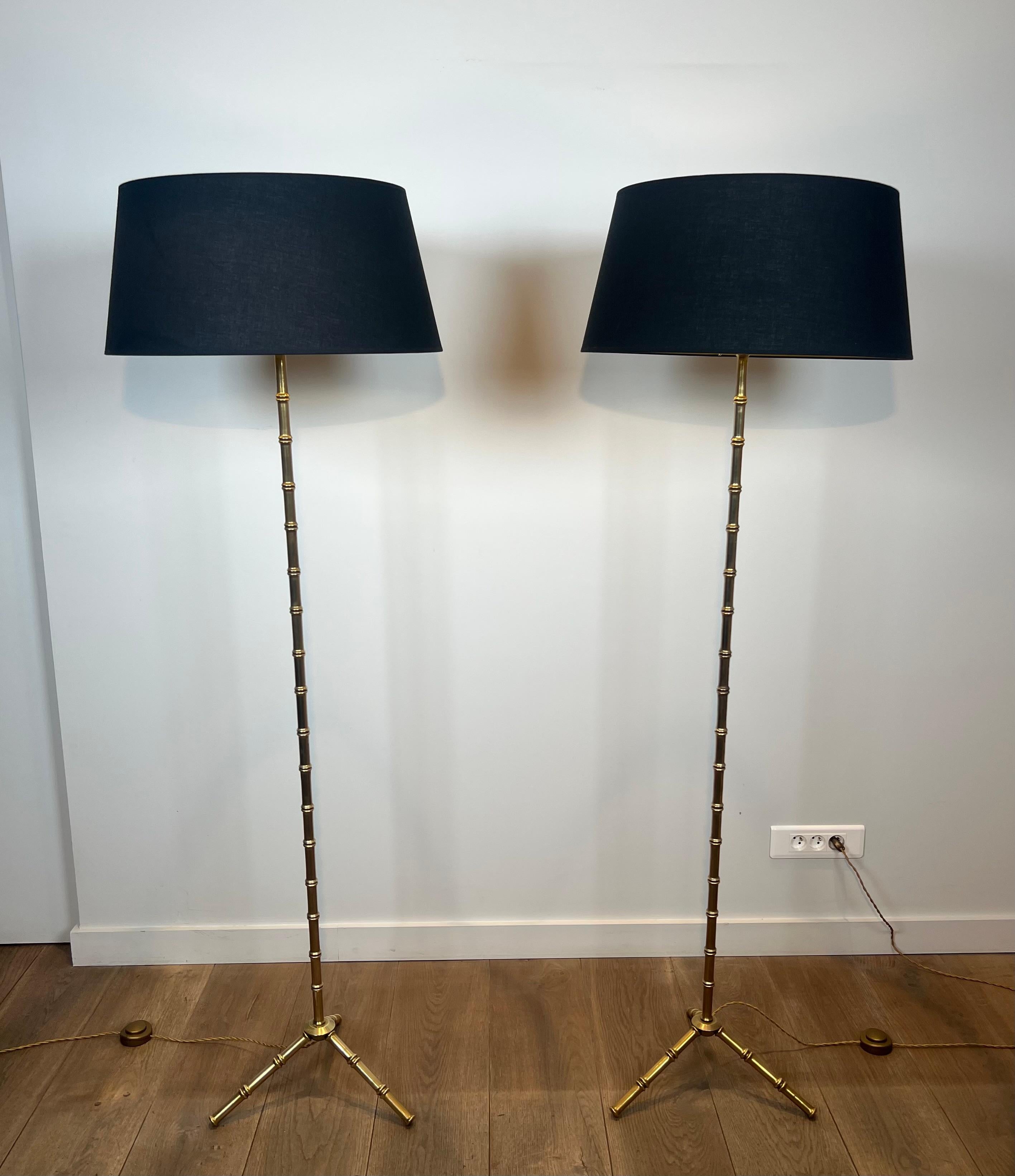 Mid-Century moderno Coppia di lampade da terra in bronzo e ottone finto-bambù di Jacques Adnet in vendita