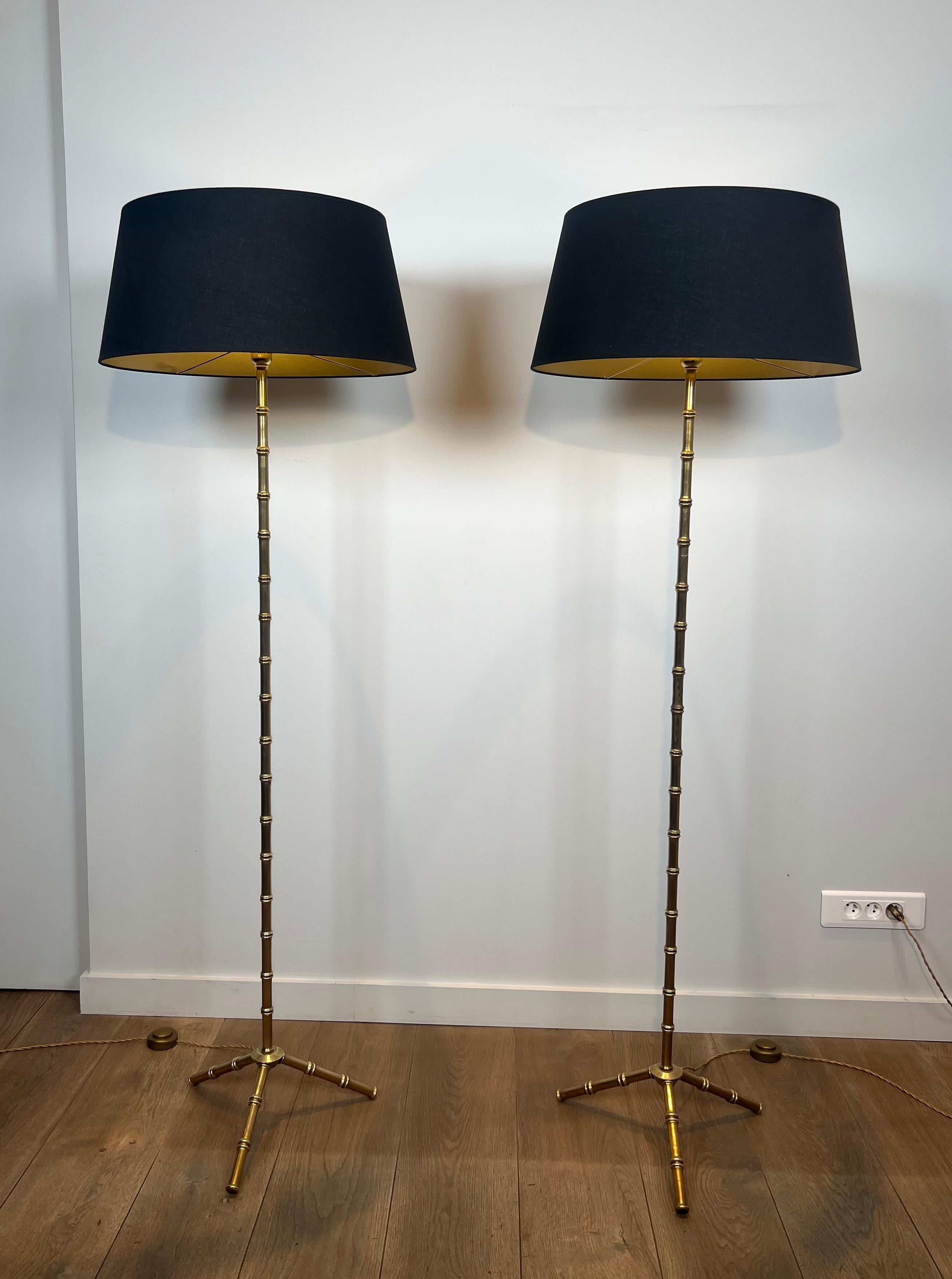 Francese Coppia di lampade da terra in bronzo e ottone finto-bambù di Jacques Adnet in vendita