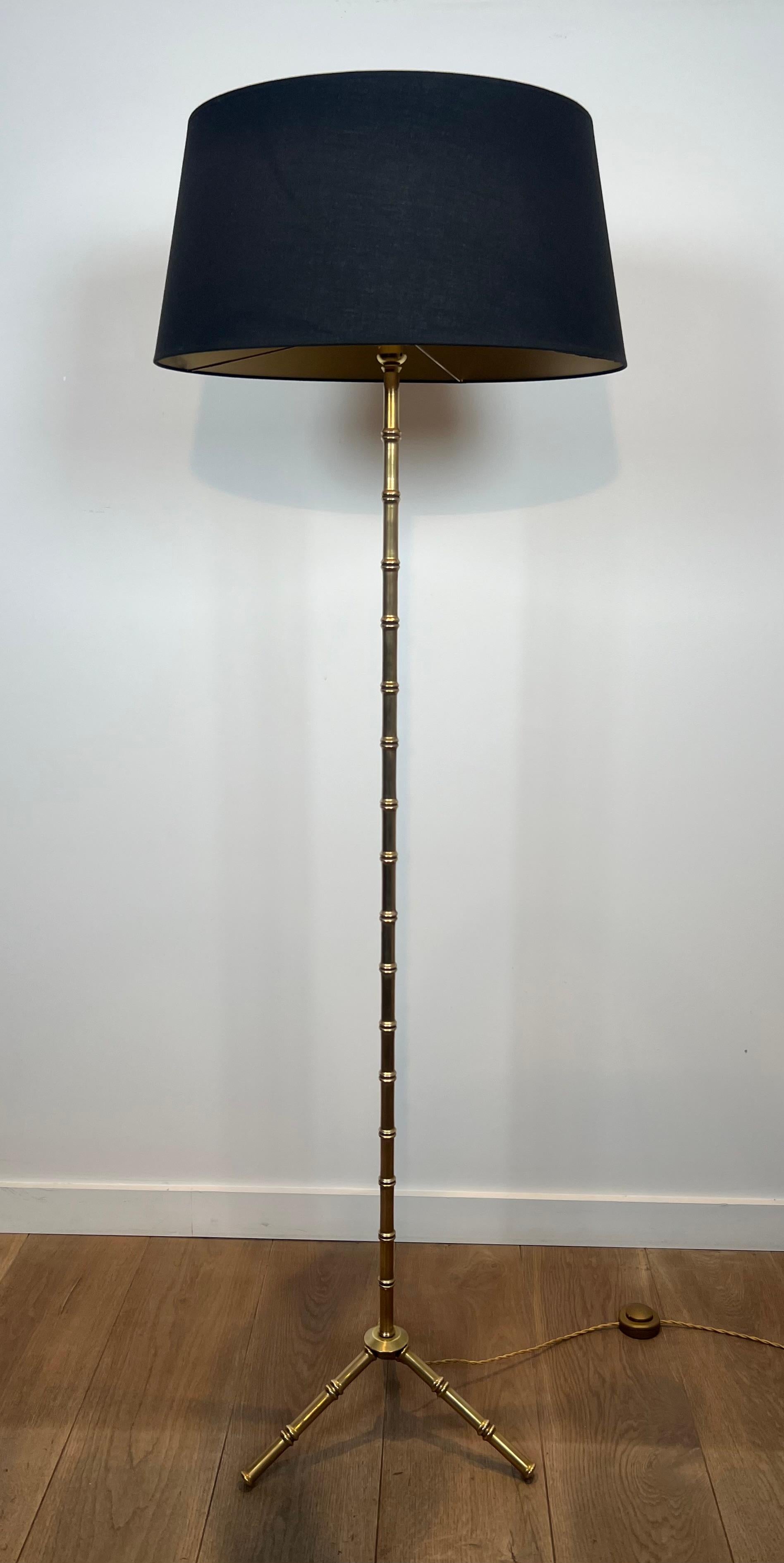 Coppia di lampade da terra in bronzo e ottone finto-bambù di Jacques Adnet In condizioni buone in vendita a Marcq-en-Barœul, Hauts-de-France