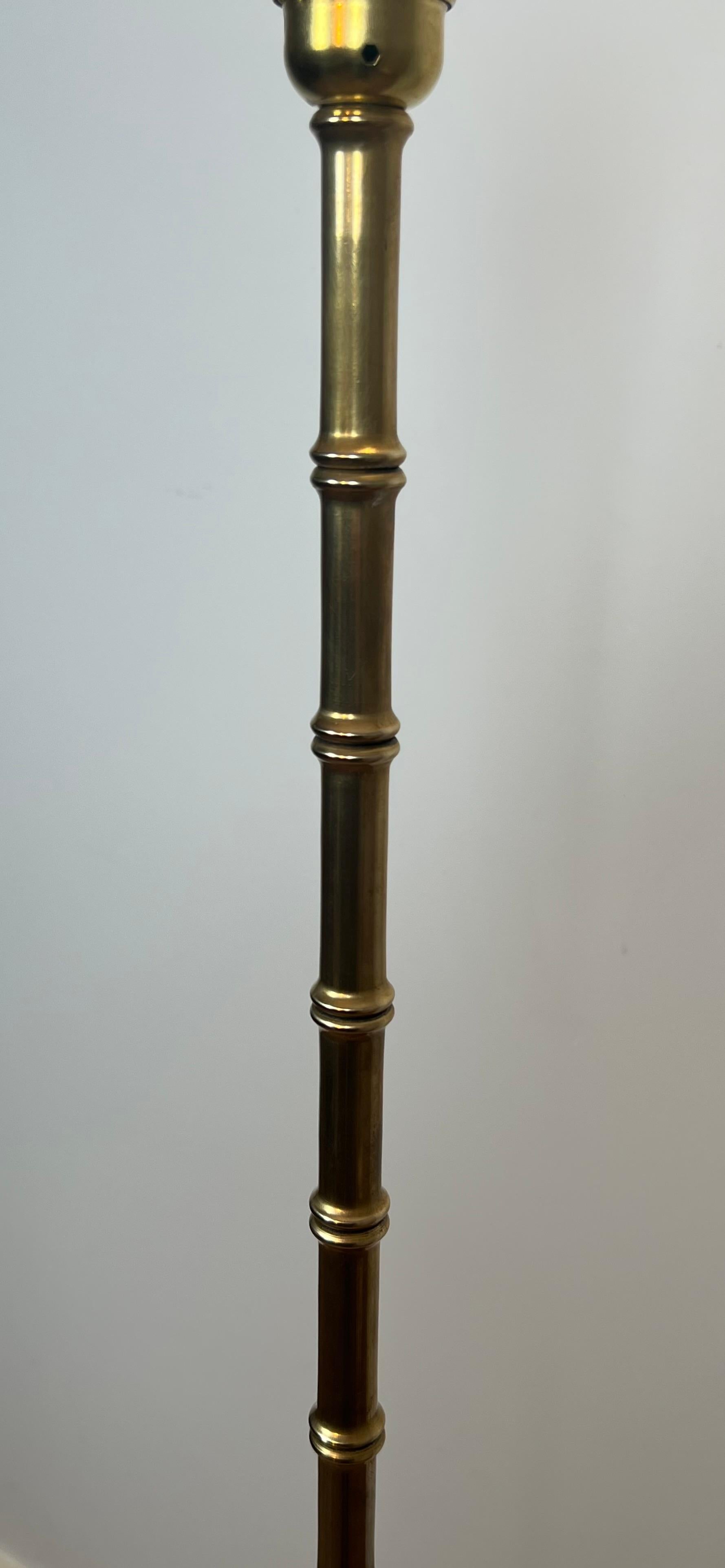 Metà XX secolo Coppia di lampade da terra in bronzo e ottone finto-bambù di Jacques Adnet in vendita