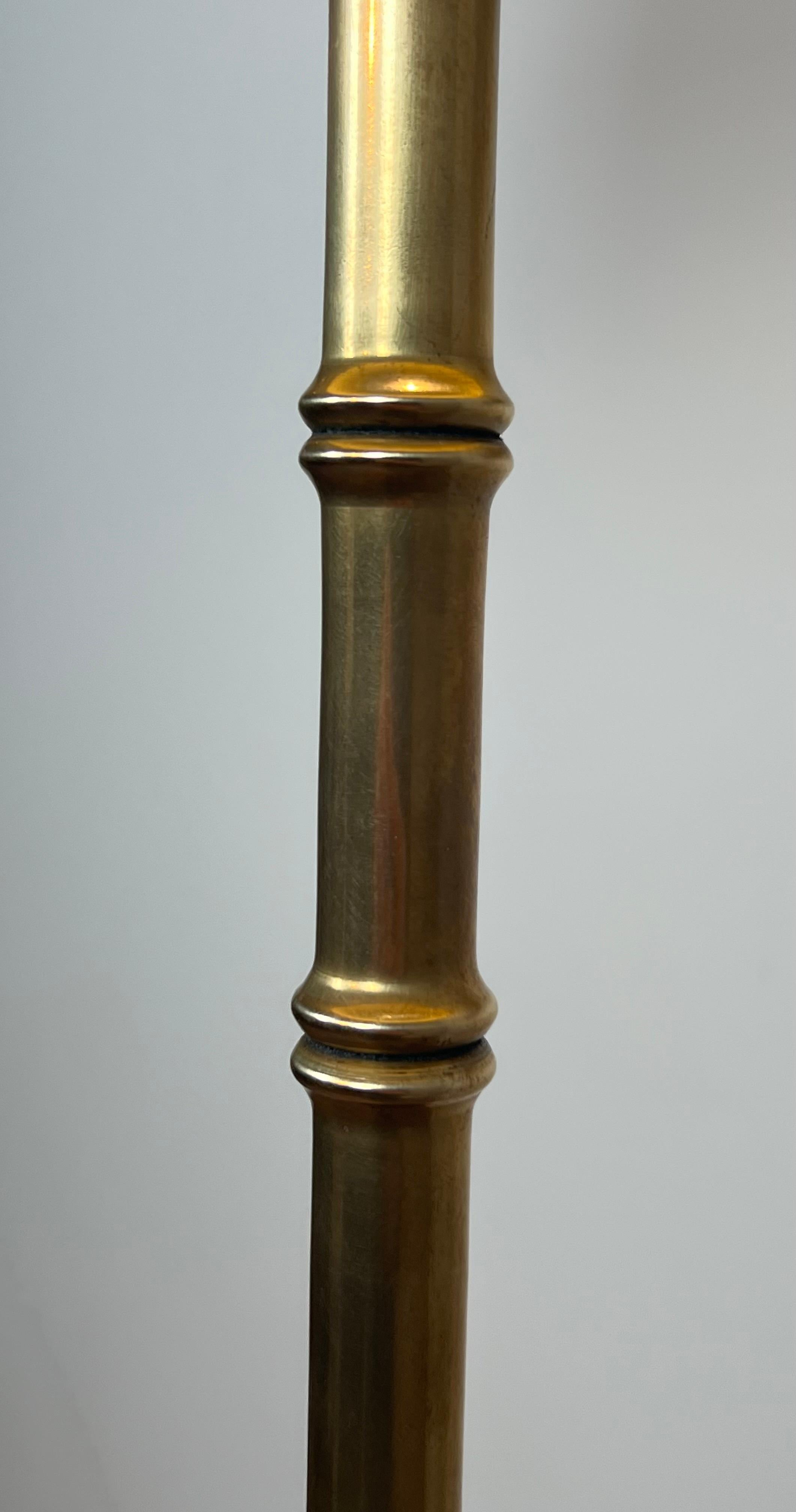 Ottone Coppia di lampade da terra in bronzo e ottone finto-bambù di Jacques Adnet in vendita