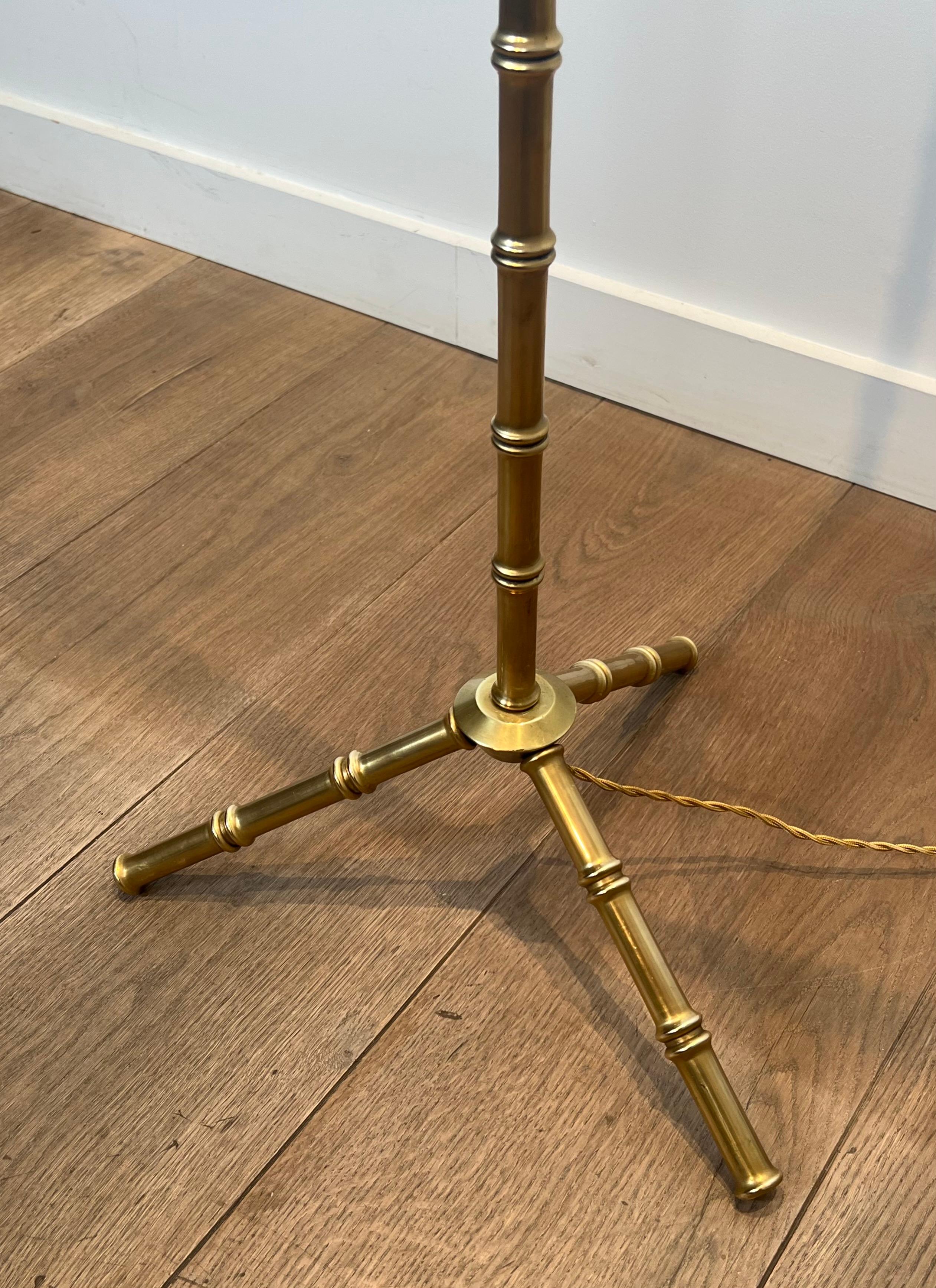 Coppia di lampade da terra in bronzo e ottone finto-bambù di Jacques Adnet in vendita 2