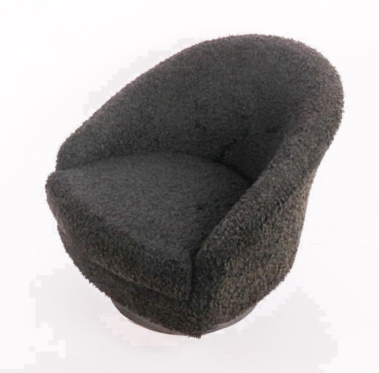 Paire de chaises baril pivotantes en fausse peau de mouton noire d'après Milo Baughman en vente 3