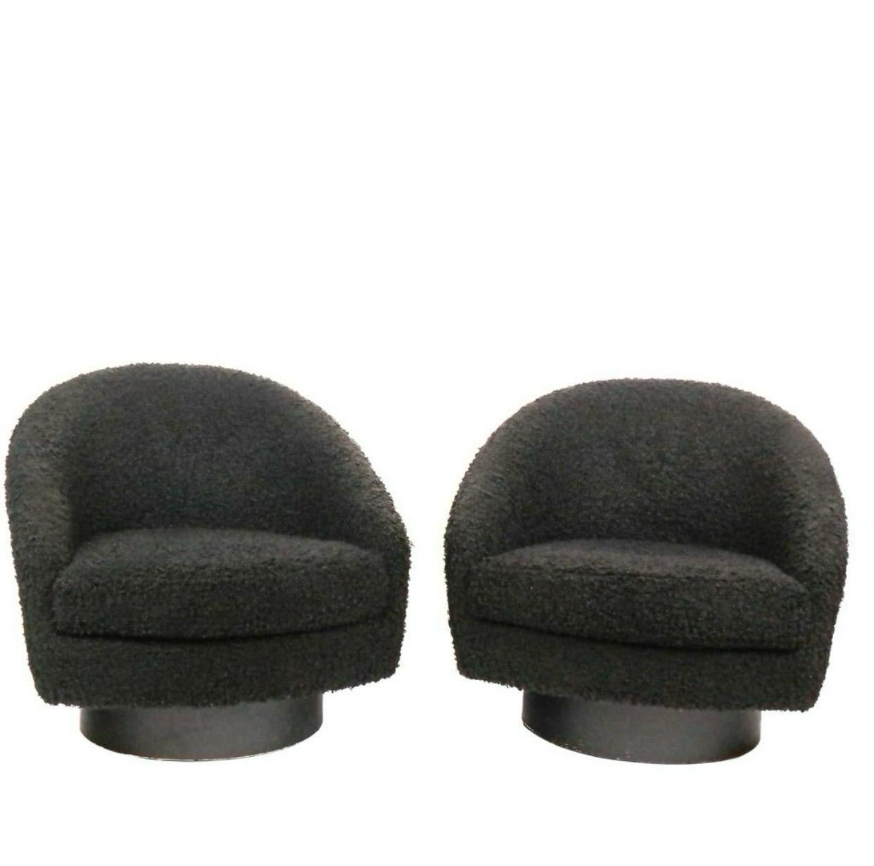 Excellente paire de fauteuils pivotants et basculants en peau de mouton noir. Attribué aux chaises tonneau pivotantes de Milo Baughman pour Thayer. Très confortables et solides. Conserver la peau de mouton ou refaire le rembourrage. La structure et