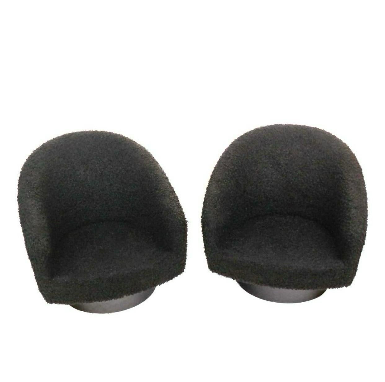 Américain Paire de chaises baril pivotantes en fausse peau de mouton noire d'après Milo Baughman en vente