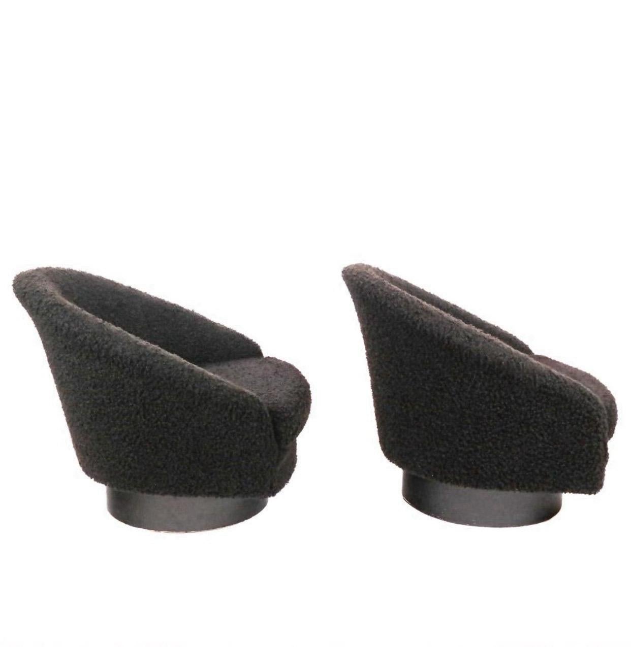Paire de chaises baril pivotantes en fausse peau de mouton noire d'après Milo Baughman Bon état - En vente à Chicago, IL